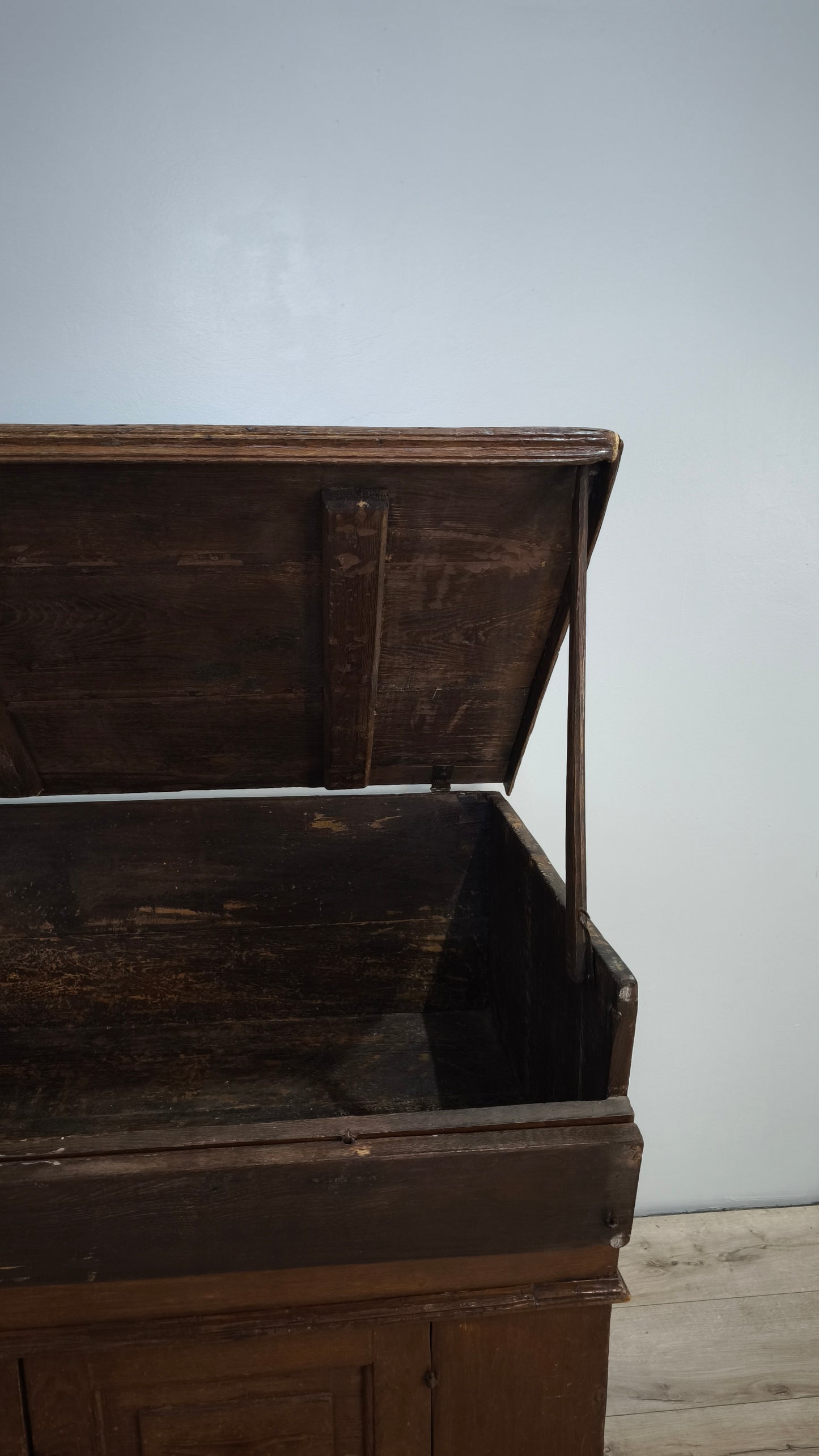 83675 Madia in legno massello con due sportelli