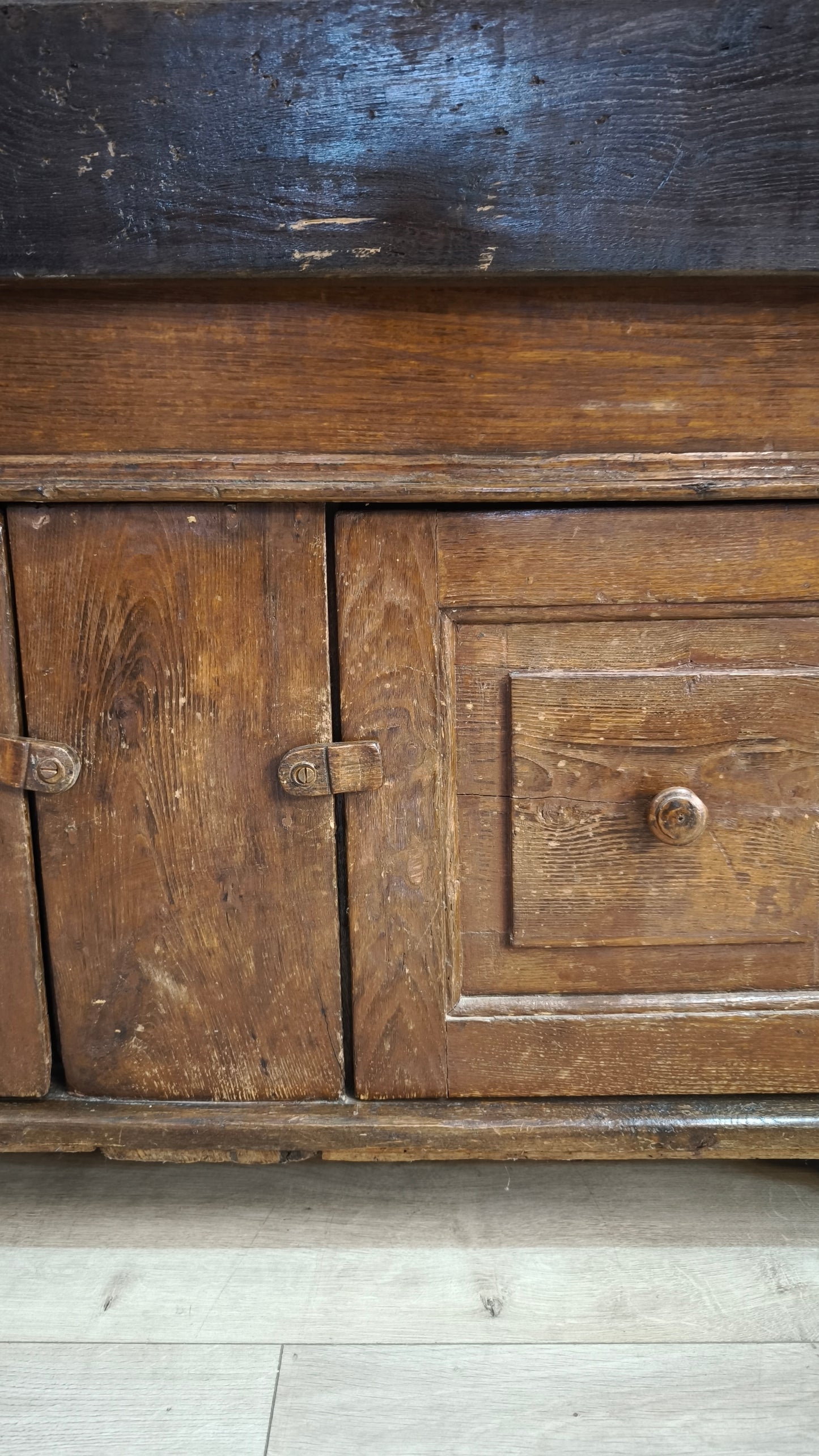 83675 Madia in legno massello con due sportelli
