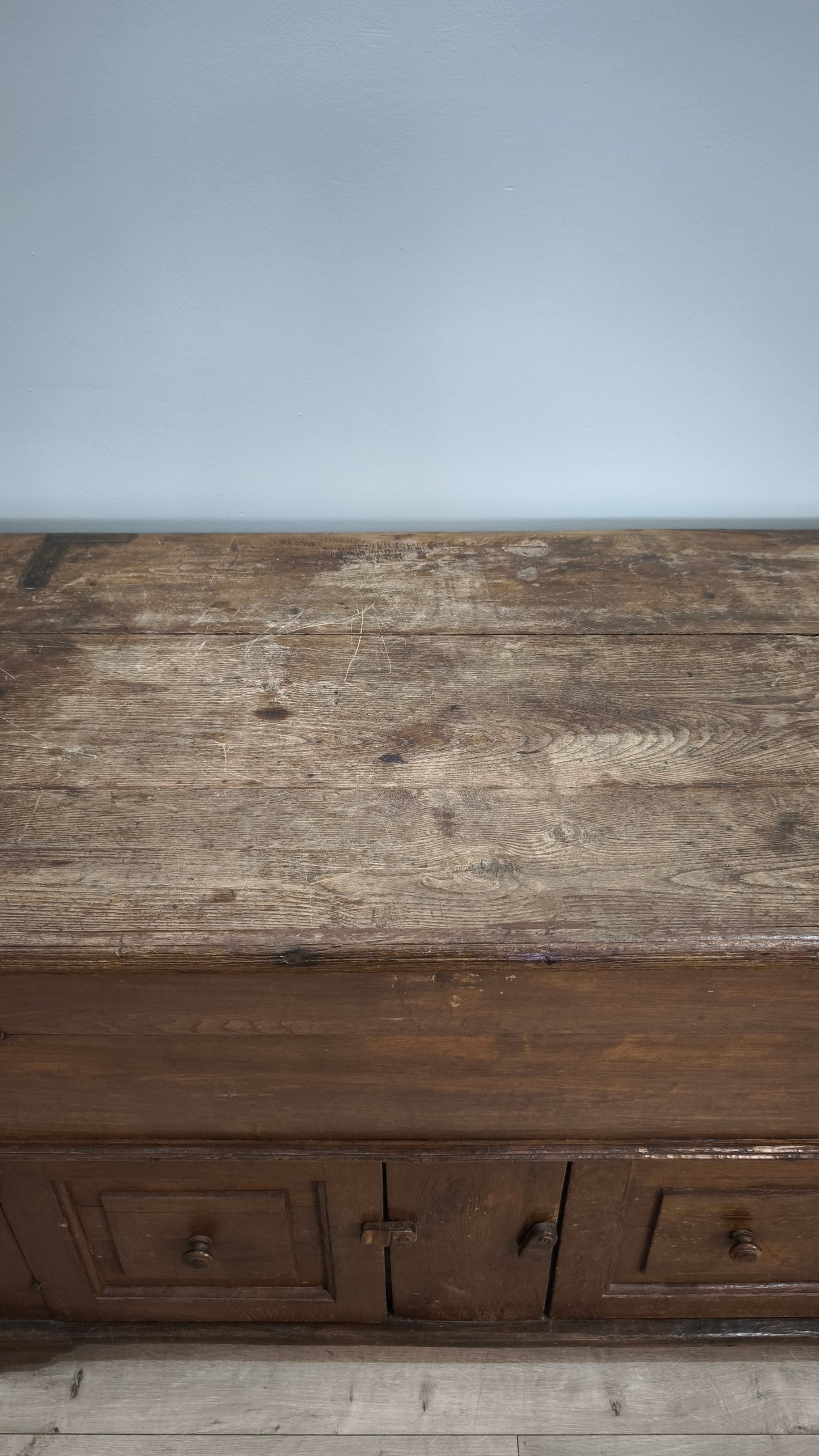 83675 Madia in legno massello con due sportelli