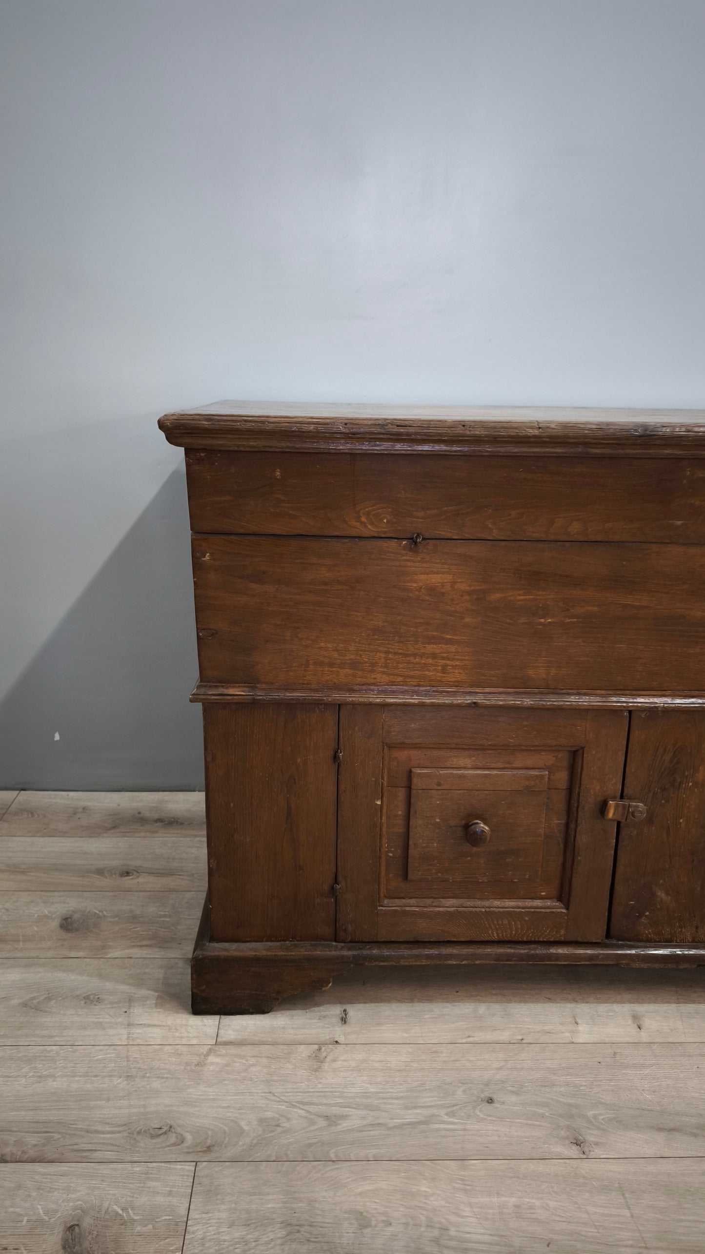 83675 Madia in legno massello con due sportelli