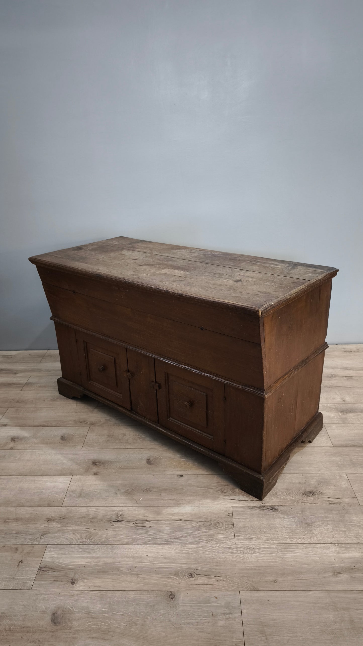 83675 Madia in legno massello con due sportelli