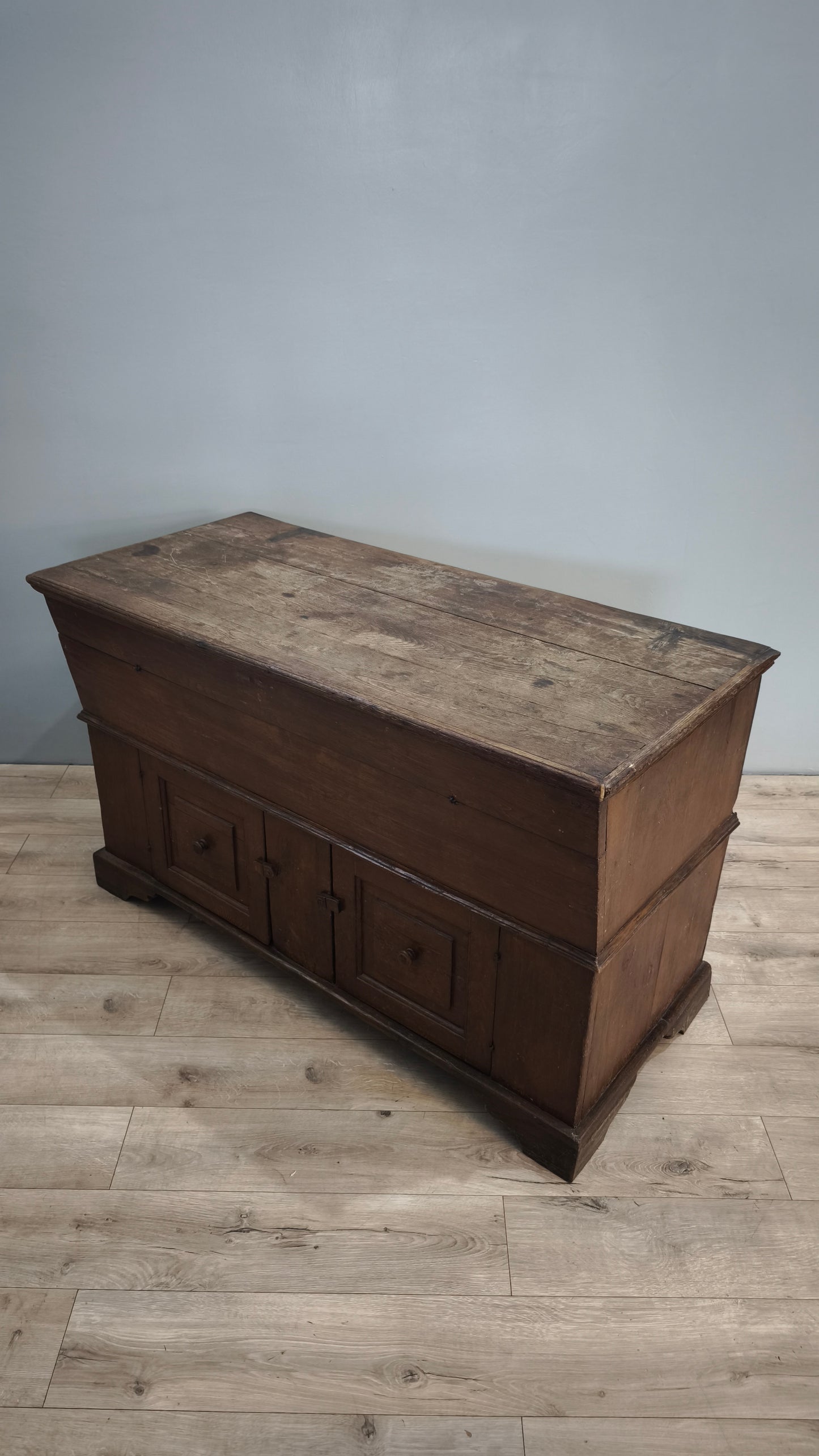 83675 Madia in legno massello con due sportelli