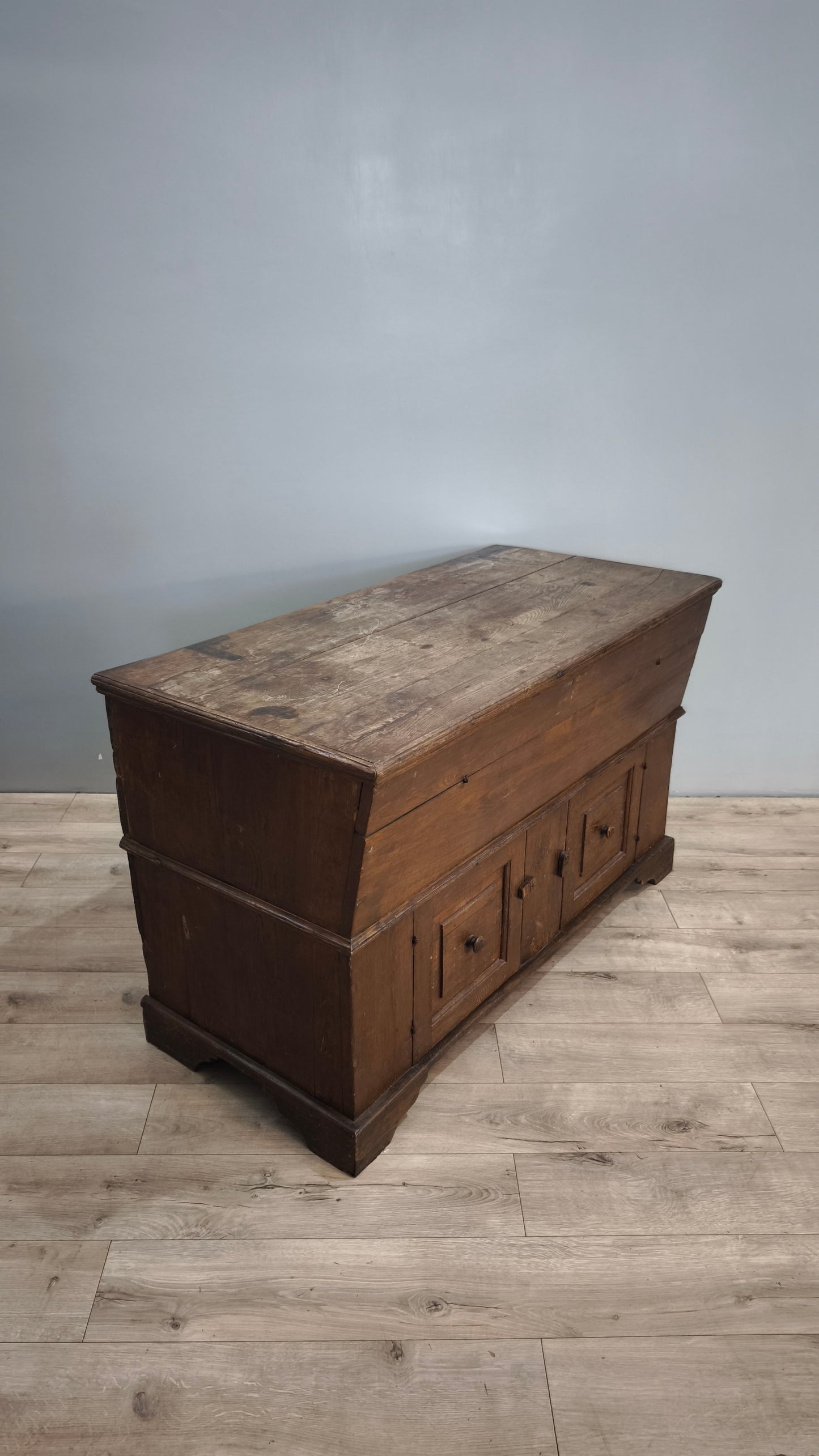 83675 Madia in legno massello con due sportelli