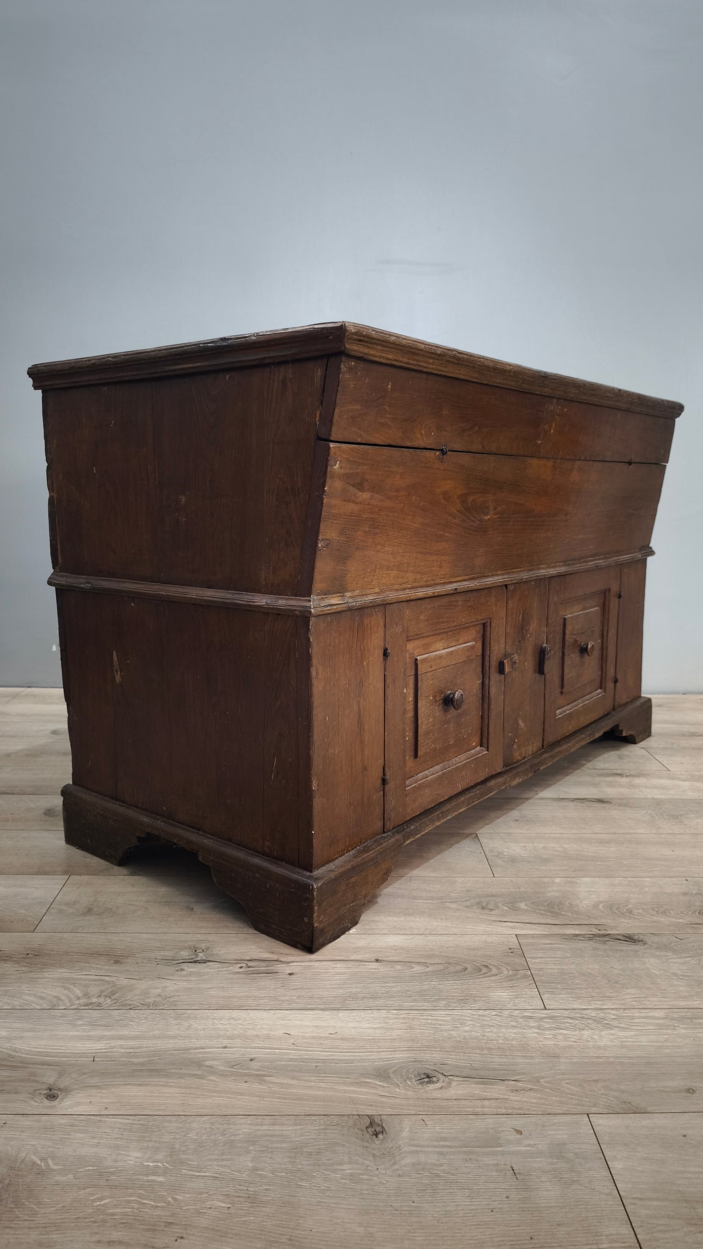 83675 Madia in legno massello con due sportelli