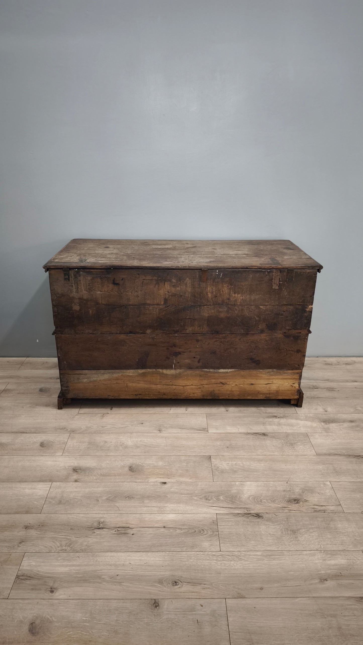 83675 Madia in legno massello con due sportelli