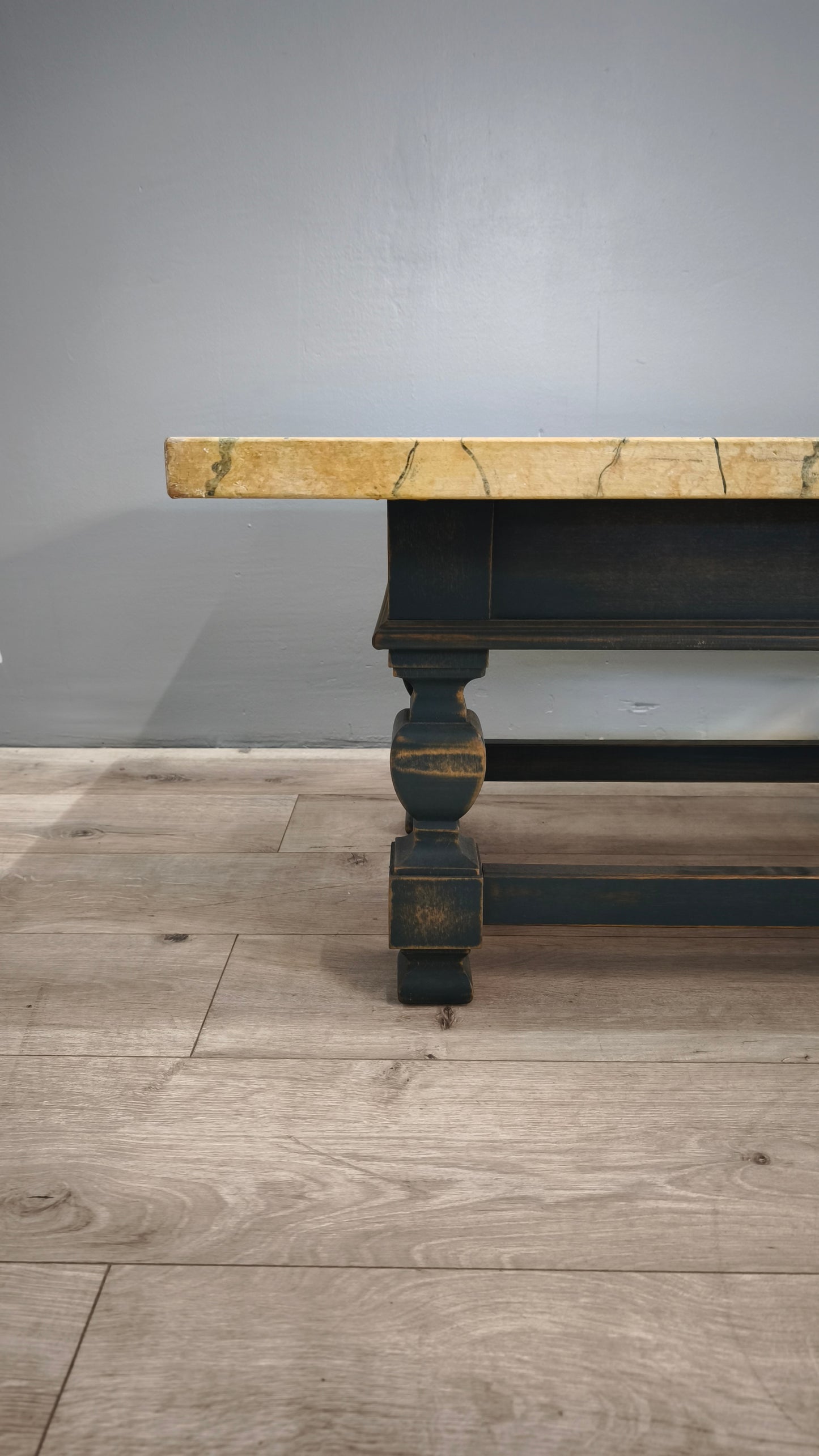 83310 Tavolo da salotto con base in legno e piano in finto marmo