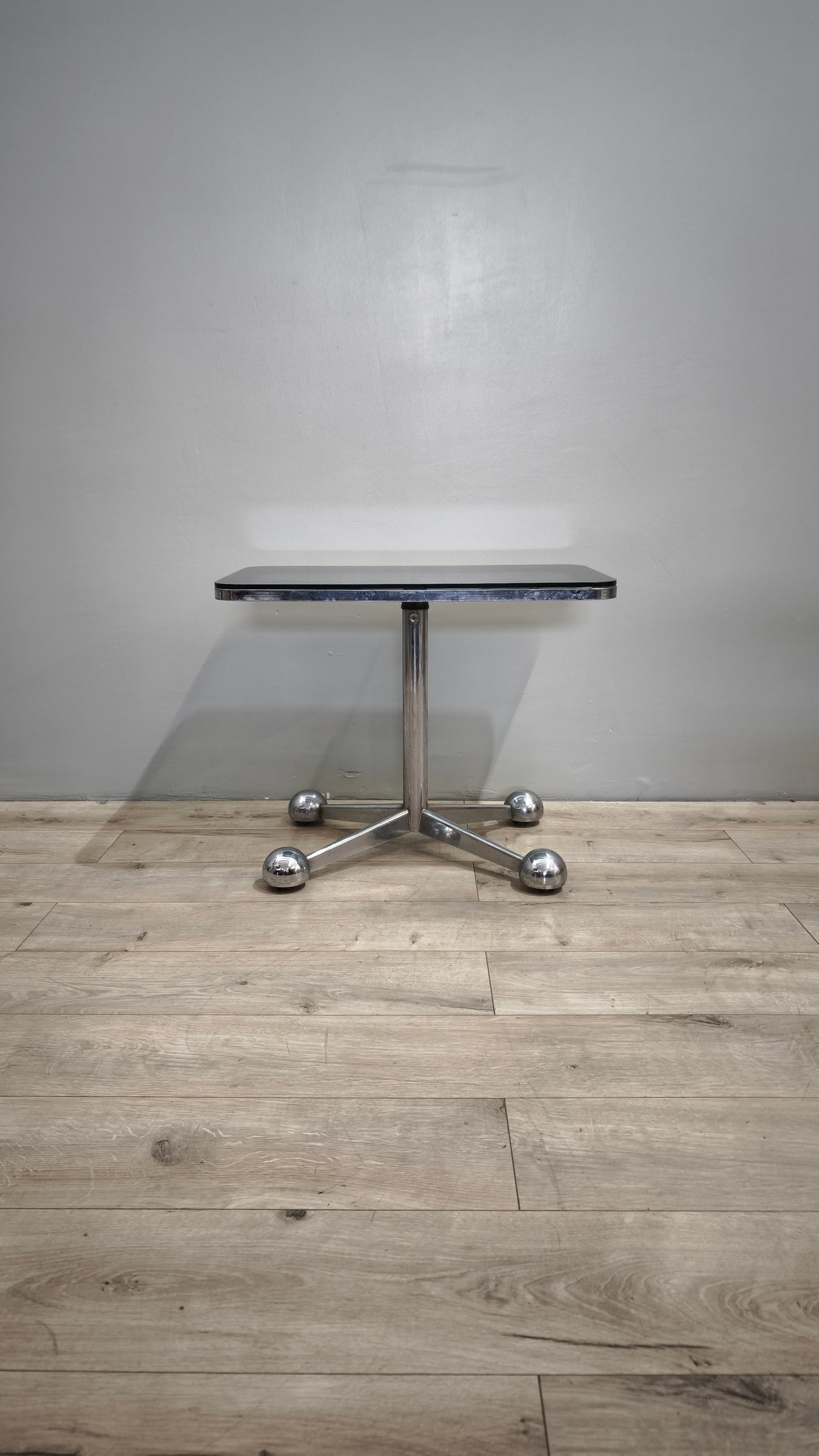 83680 Tavolo estensibile con base in acciaio e piano in vetro