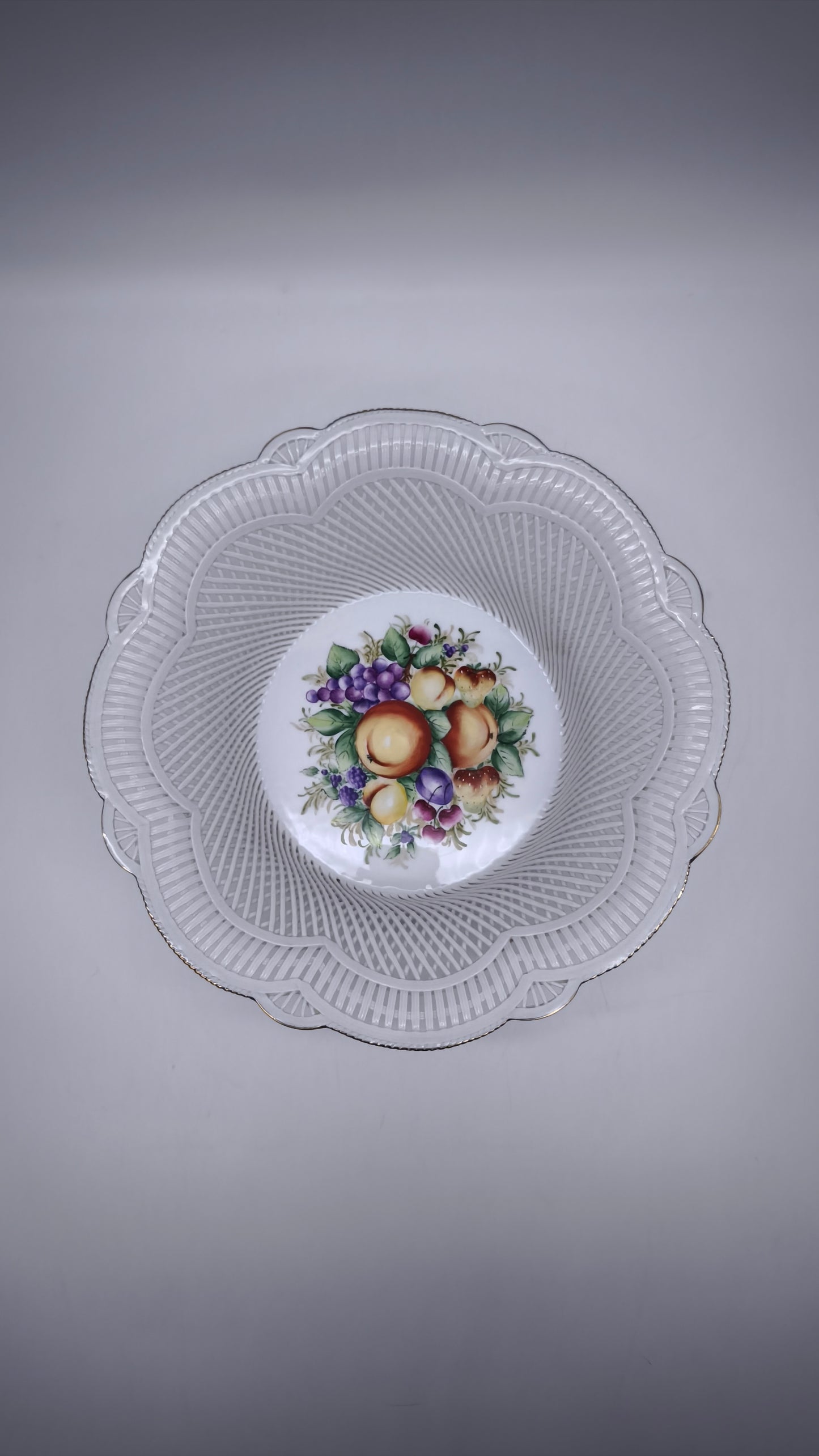 83766 Centrotavola in ceramica traforata Boan dipinto a mano