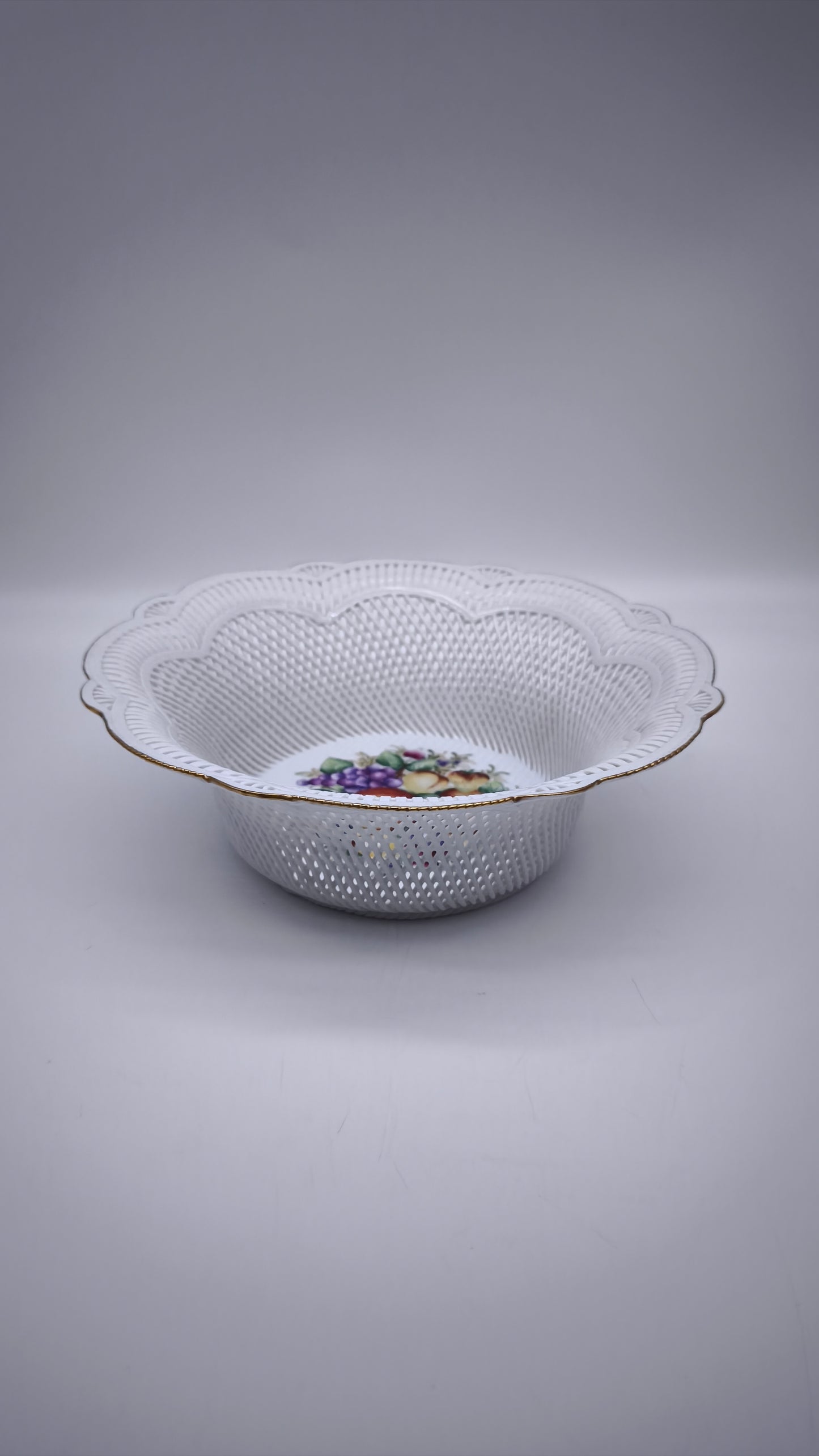 83766 Centrotavola in ceramica traforata Boan dipinto a mano
