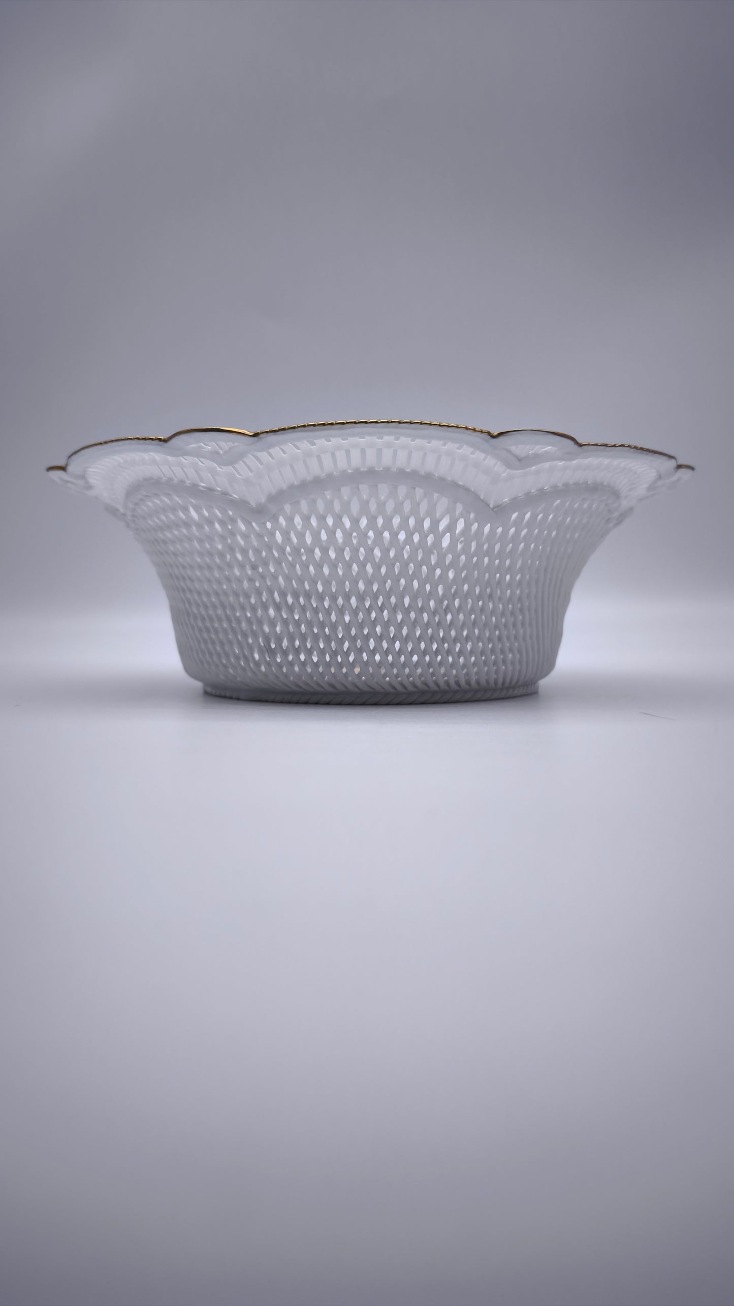 83766 Centrotavola in ceramica traforata Boan dipinto a mano