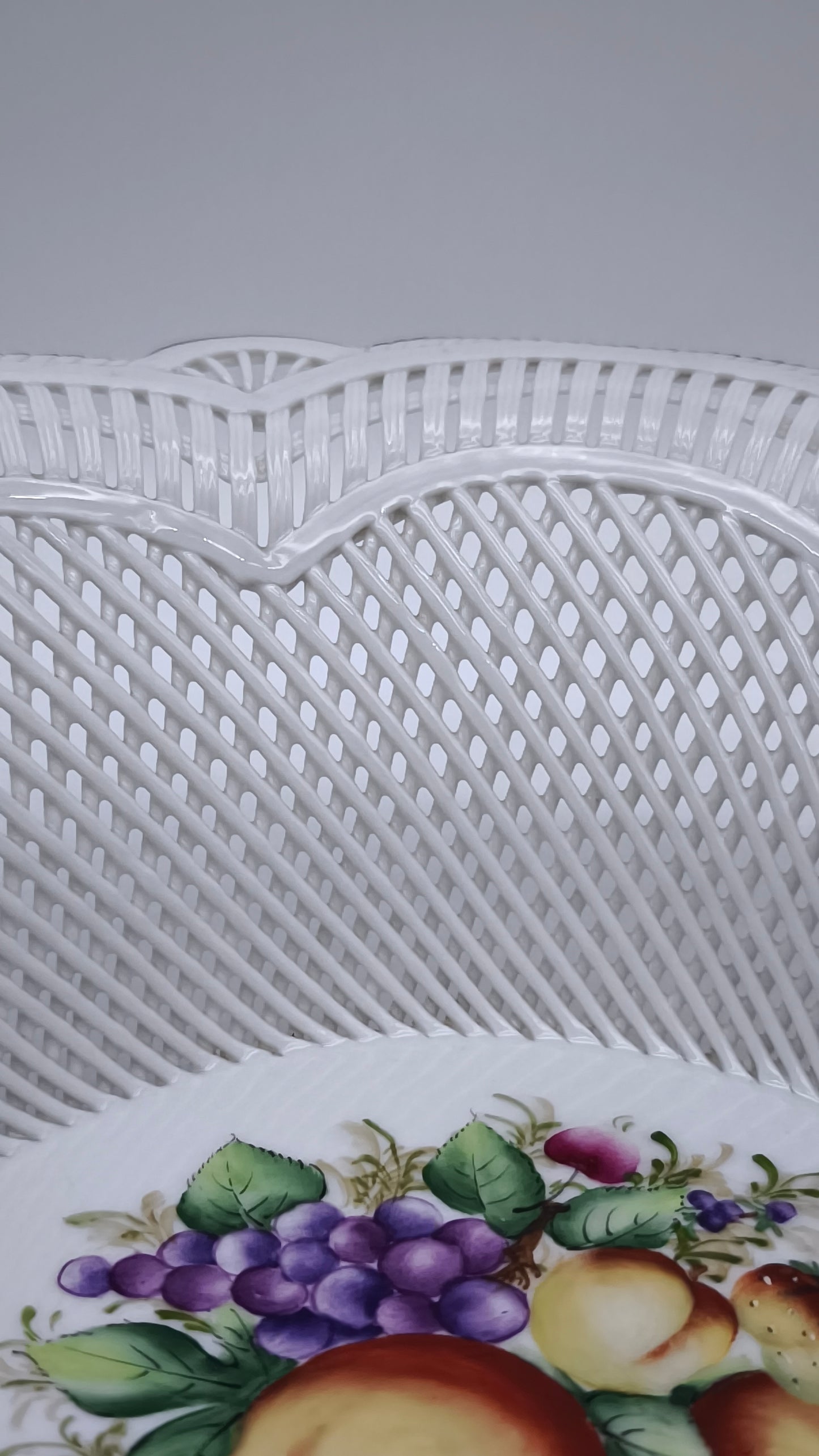 83766 Centrotavola in ceramica traforata Boan dipinto a mano