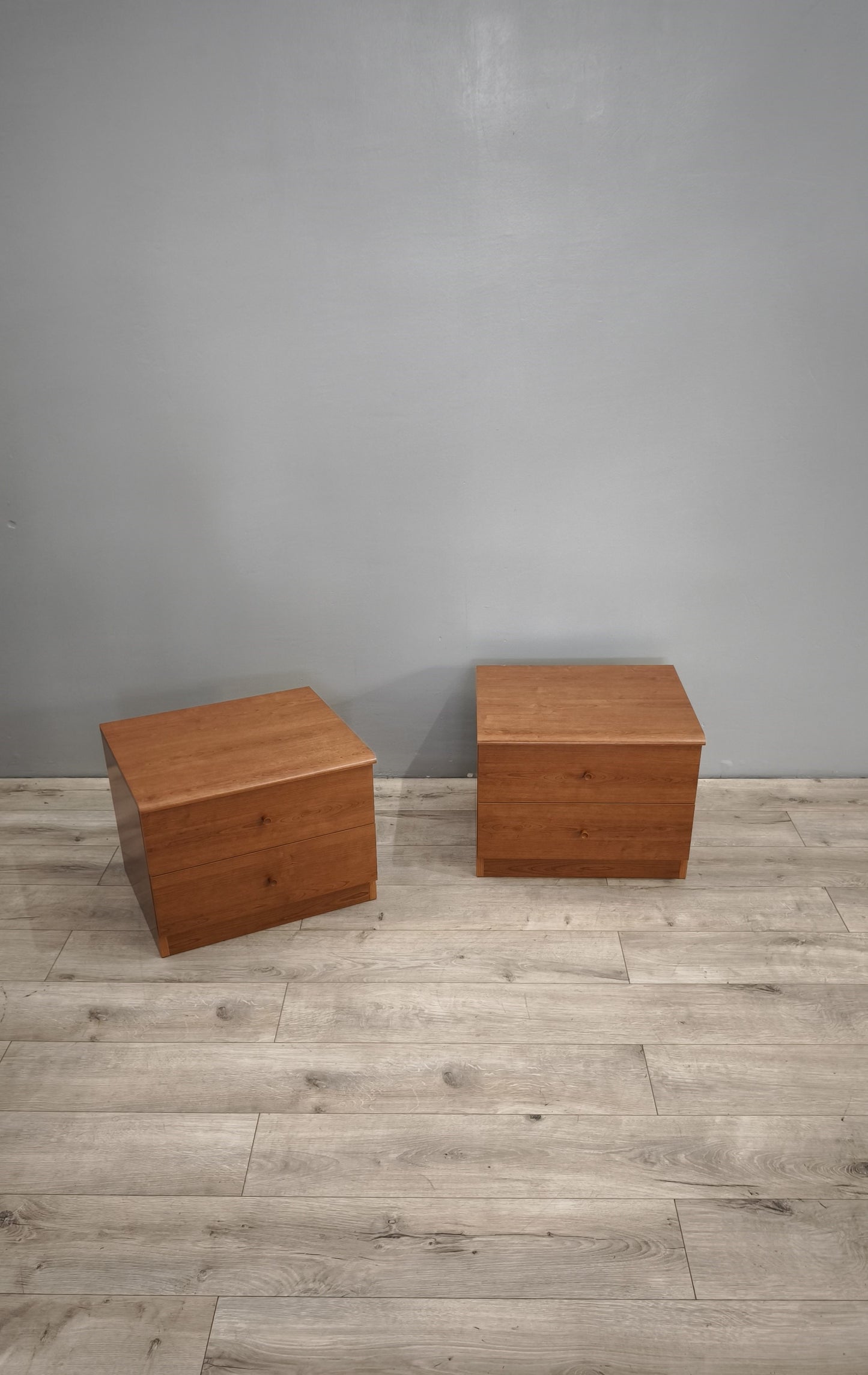 83994 Coppia di comodini moderni con due cassetti