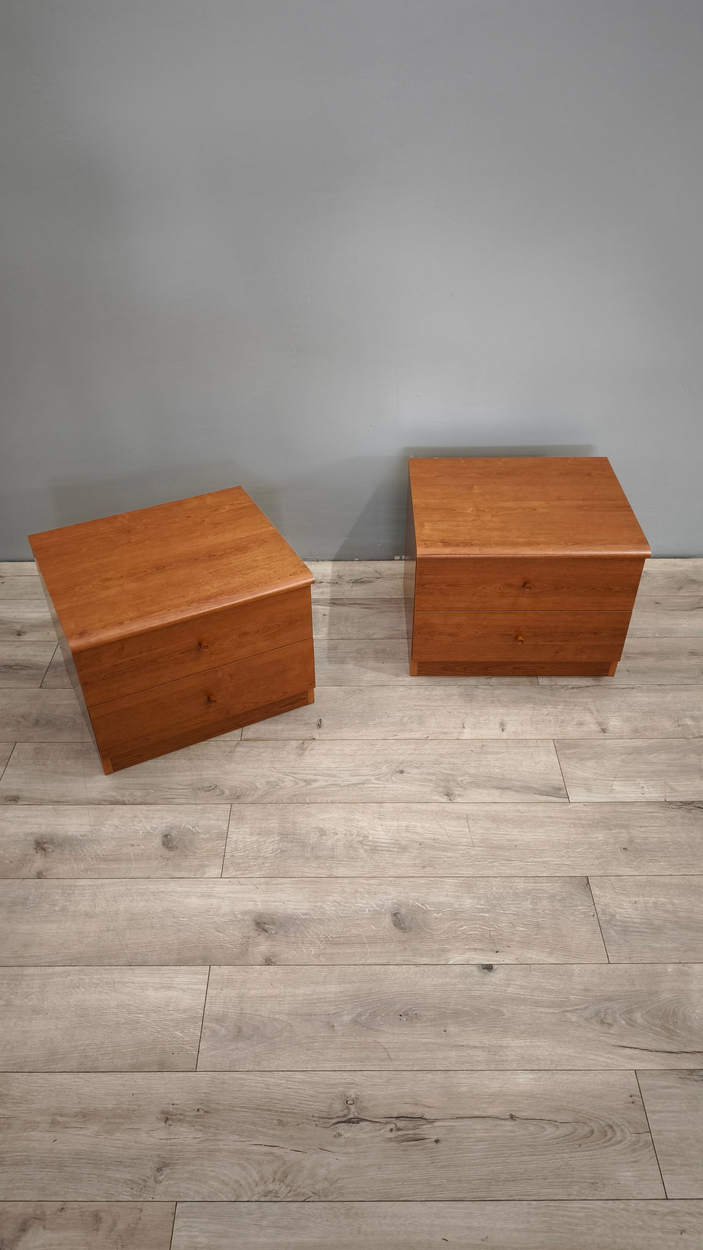 83994 Coppia di comodini moderni con due cassetti