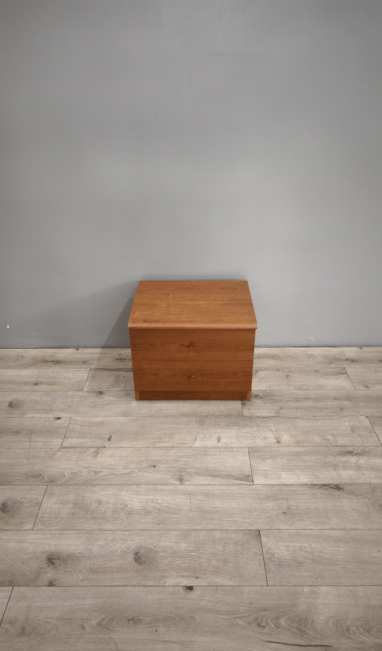 83994 Coppia di comodini moderni con due cassetti