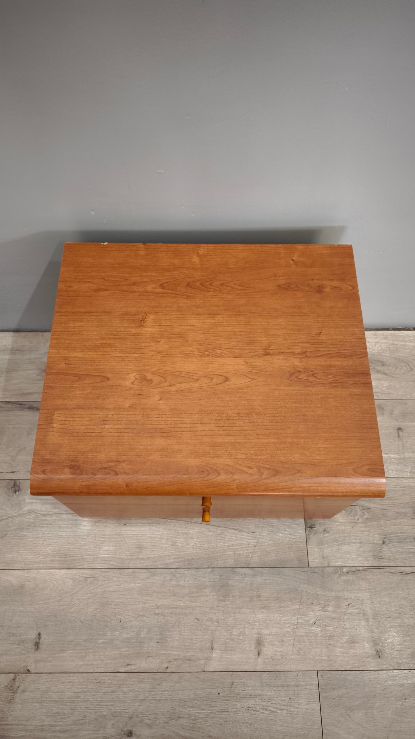 83994 Coppia di comodini moderni con due cassetti