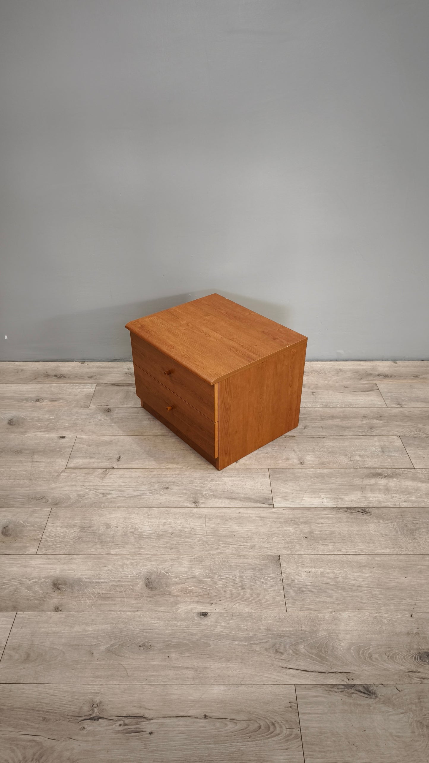 83994 Coppia di comodini moderni con due cassetti