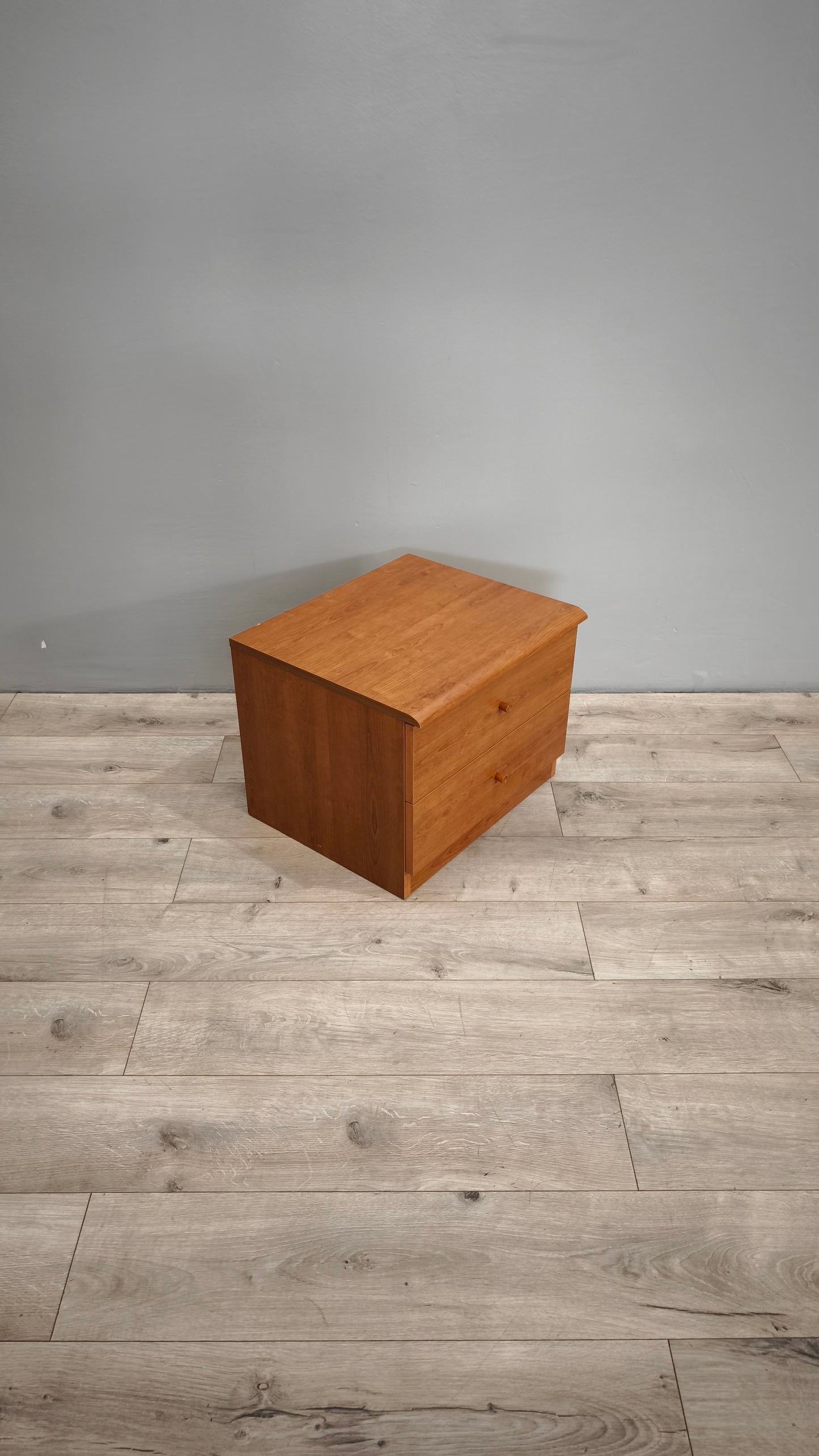 83994 Coppia di comodini moderni con due cassetti