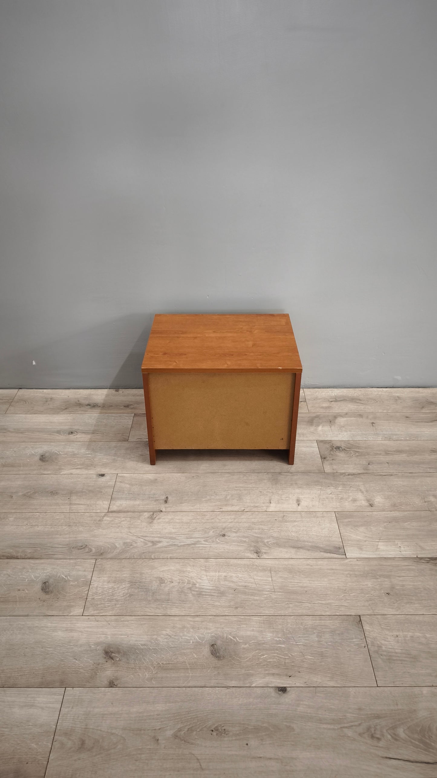 83994 Coppia di comodini moderni con due cassetti