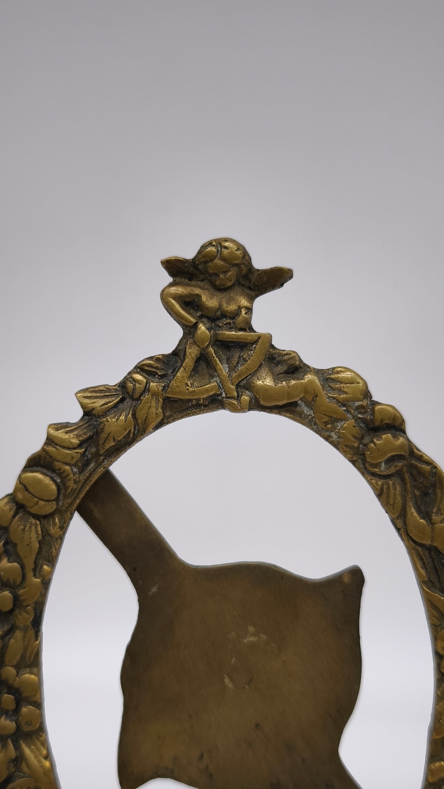 83576 Cornice da tavolo in ottone lavorato