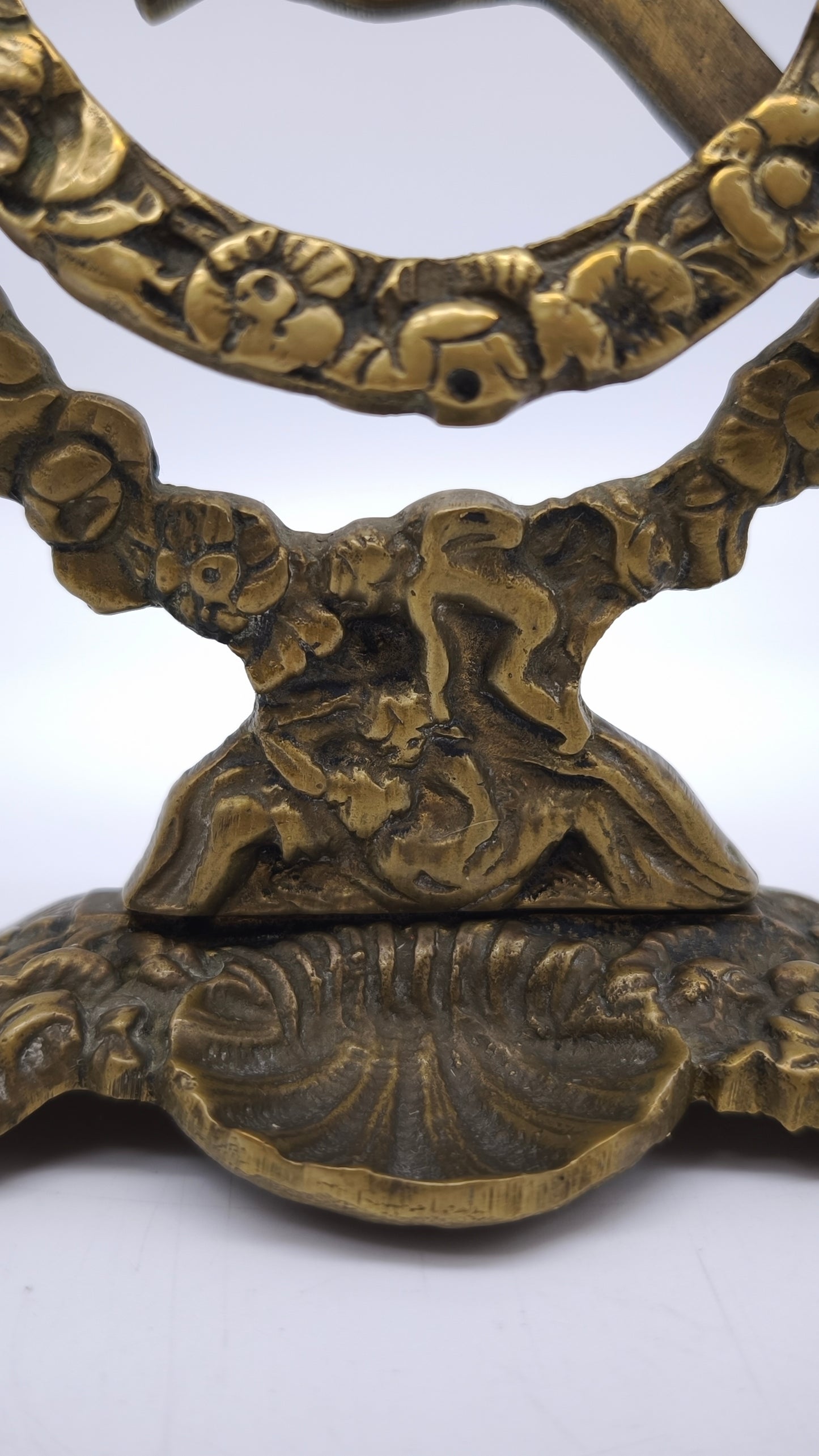 83576 Cornice da tavolo in ottone lavorato