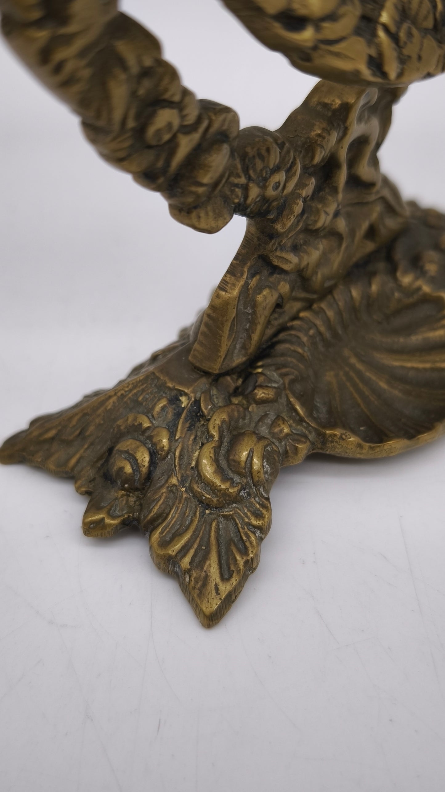 83576 Cornice da tavolo in ottone lavorato