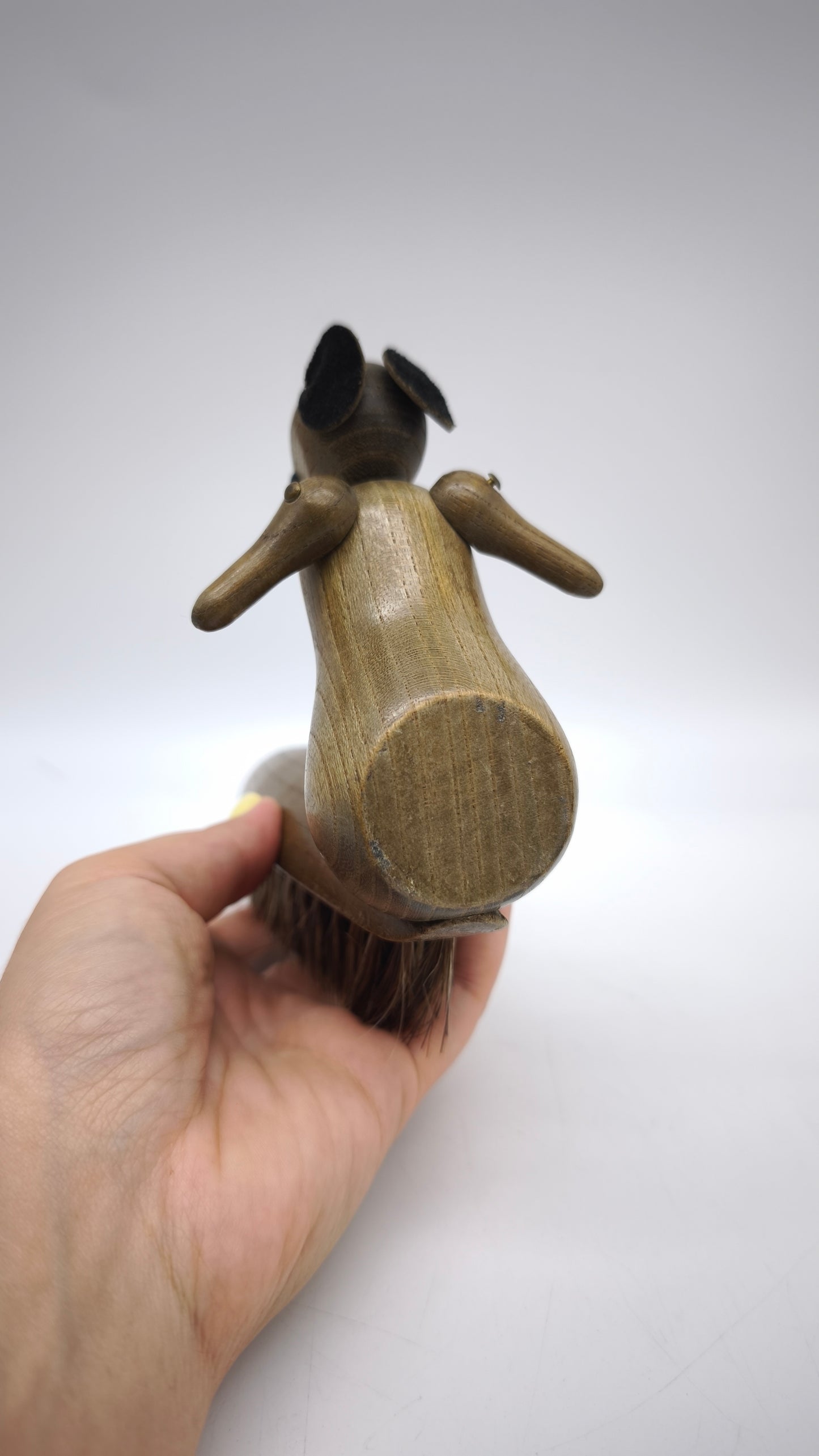 83212 Scopetta in legno a forma di scoiattolo