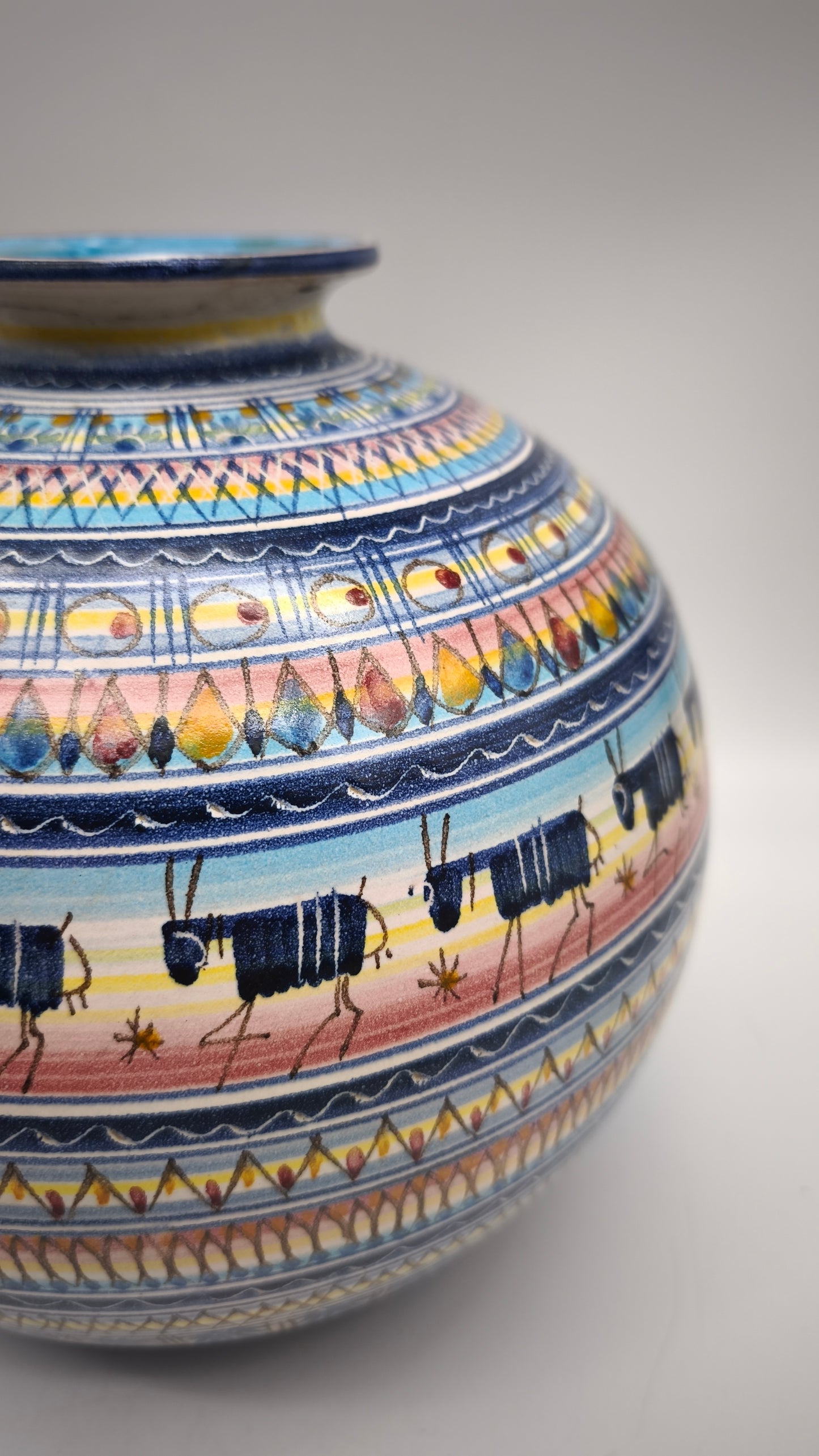 84077 Vaso in ceramica dipinta Ravello