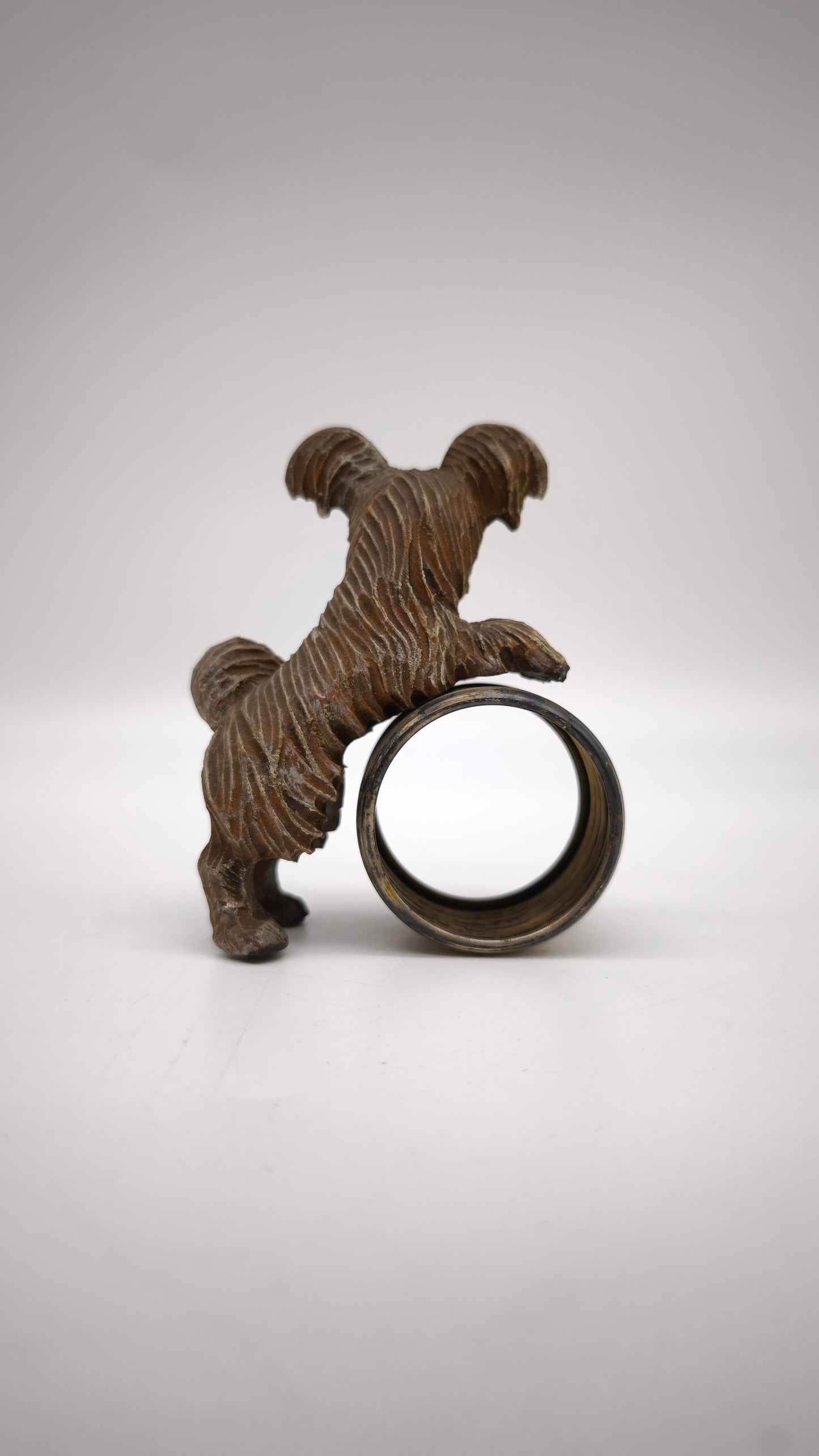 83234 Porta tovagliolo in argento con cane intagliato in legno