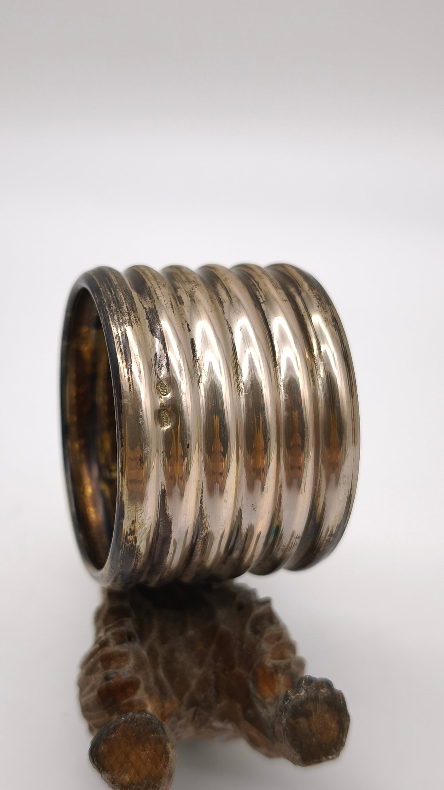 83234 Porta tovagliolo in argento con cane intagliato in legno