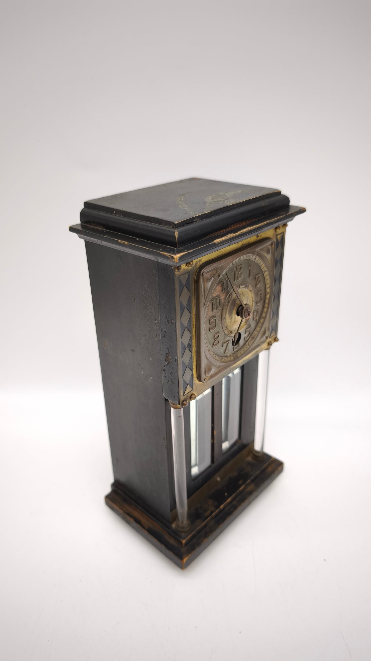 82874 Antico orologio da tavolo in legno con vetri molati
