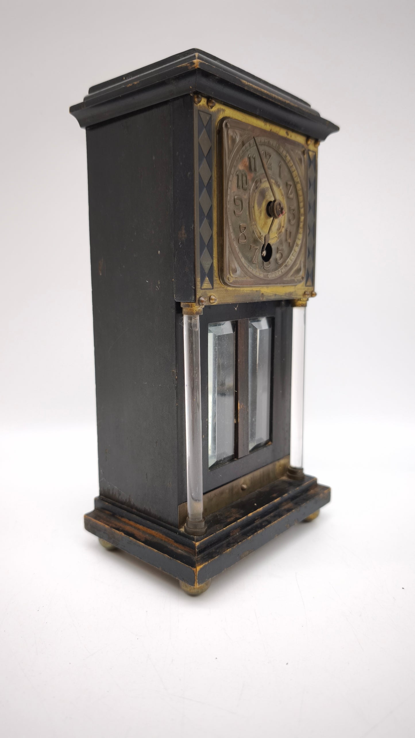 82874 Antico orologio da tavolo in legno con vetri molati