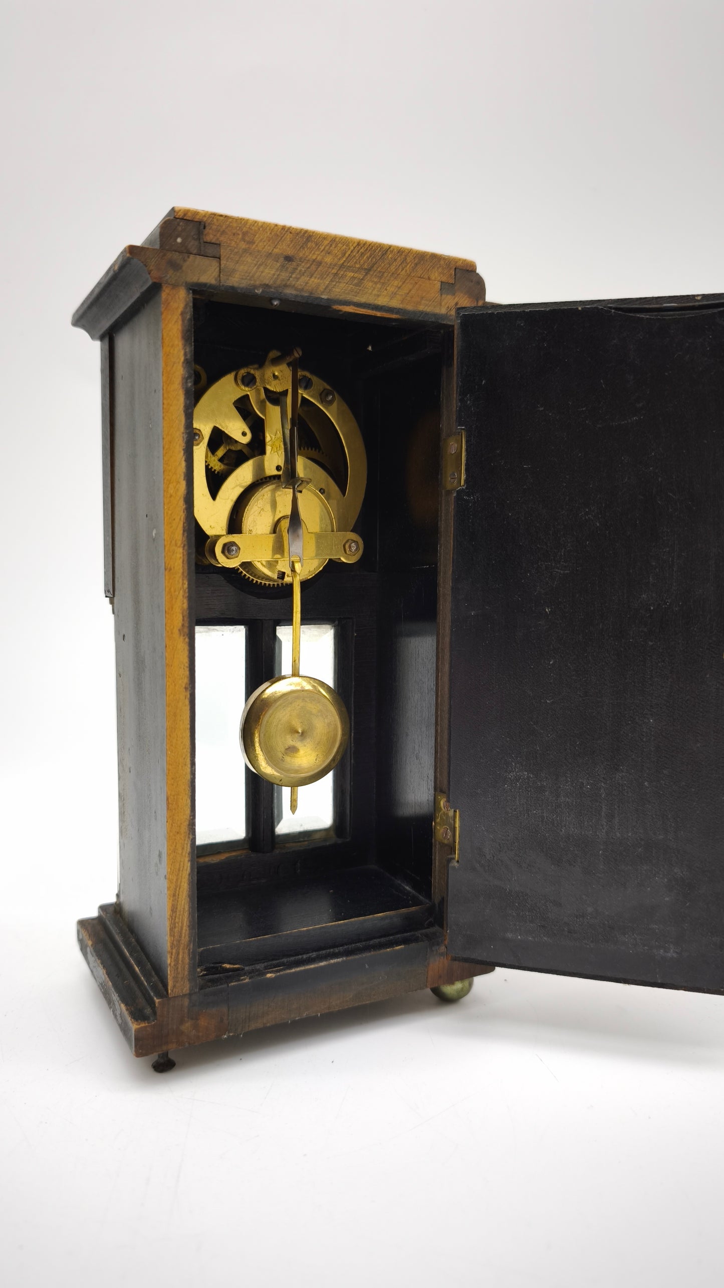 82874 Antico orologio da tavolo in legno con vetri molati