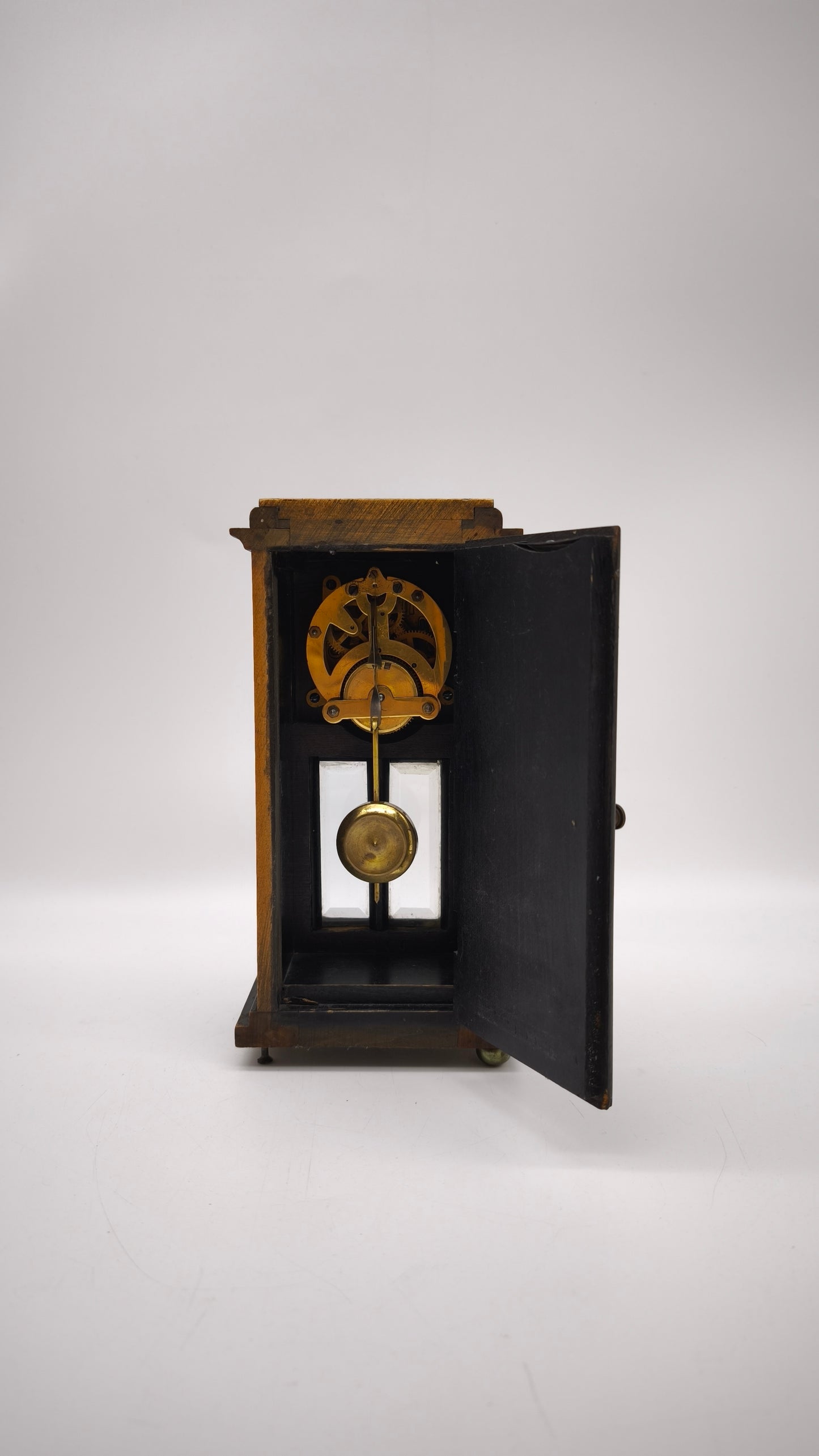 82874 Antico orologio da tavolo in legno con vetri molati