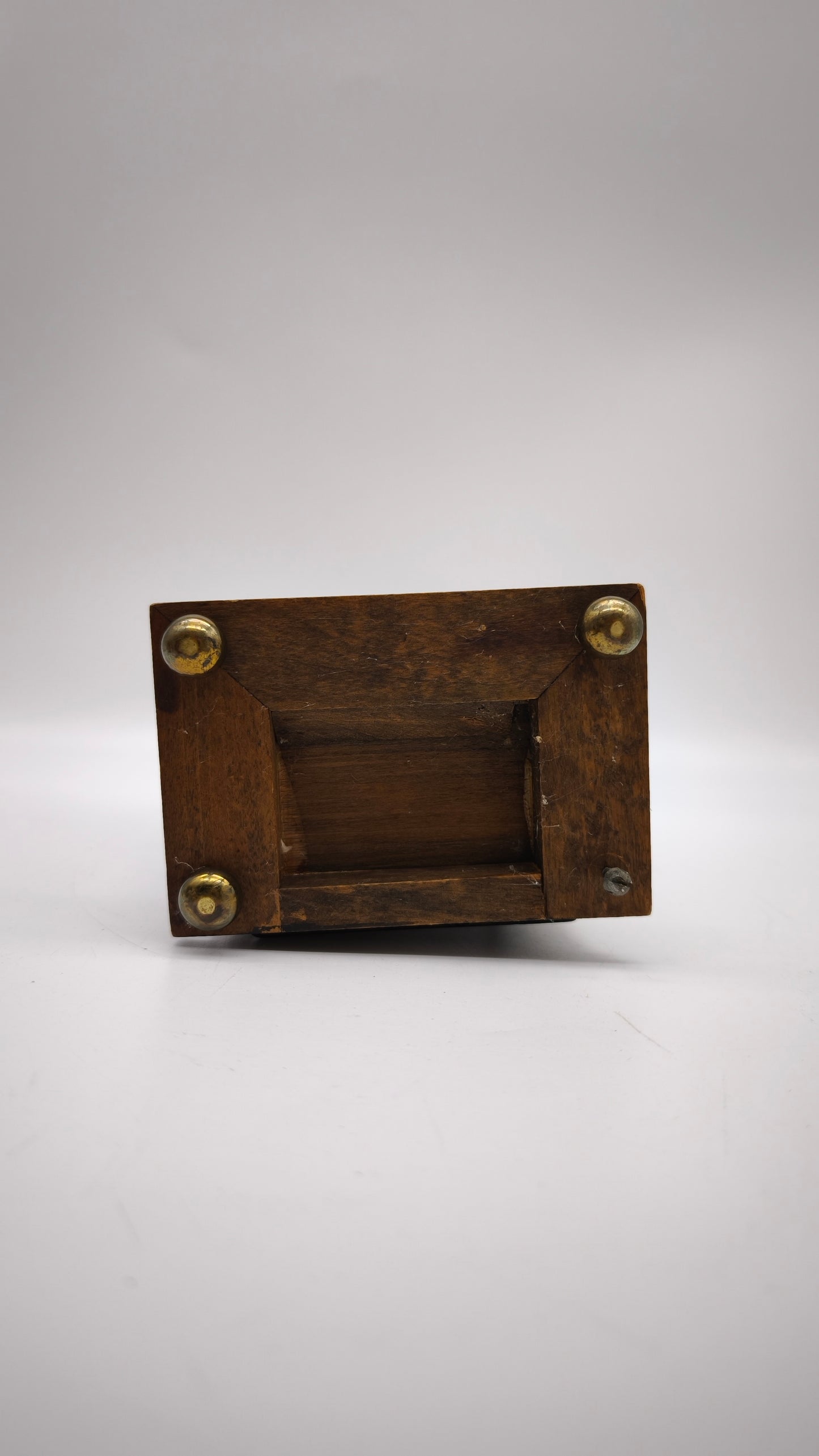 82874 Antico orologio da tavolo in legno con vetri molati