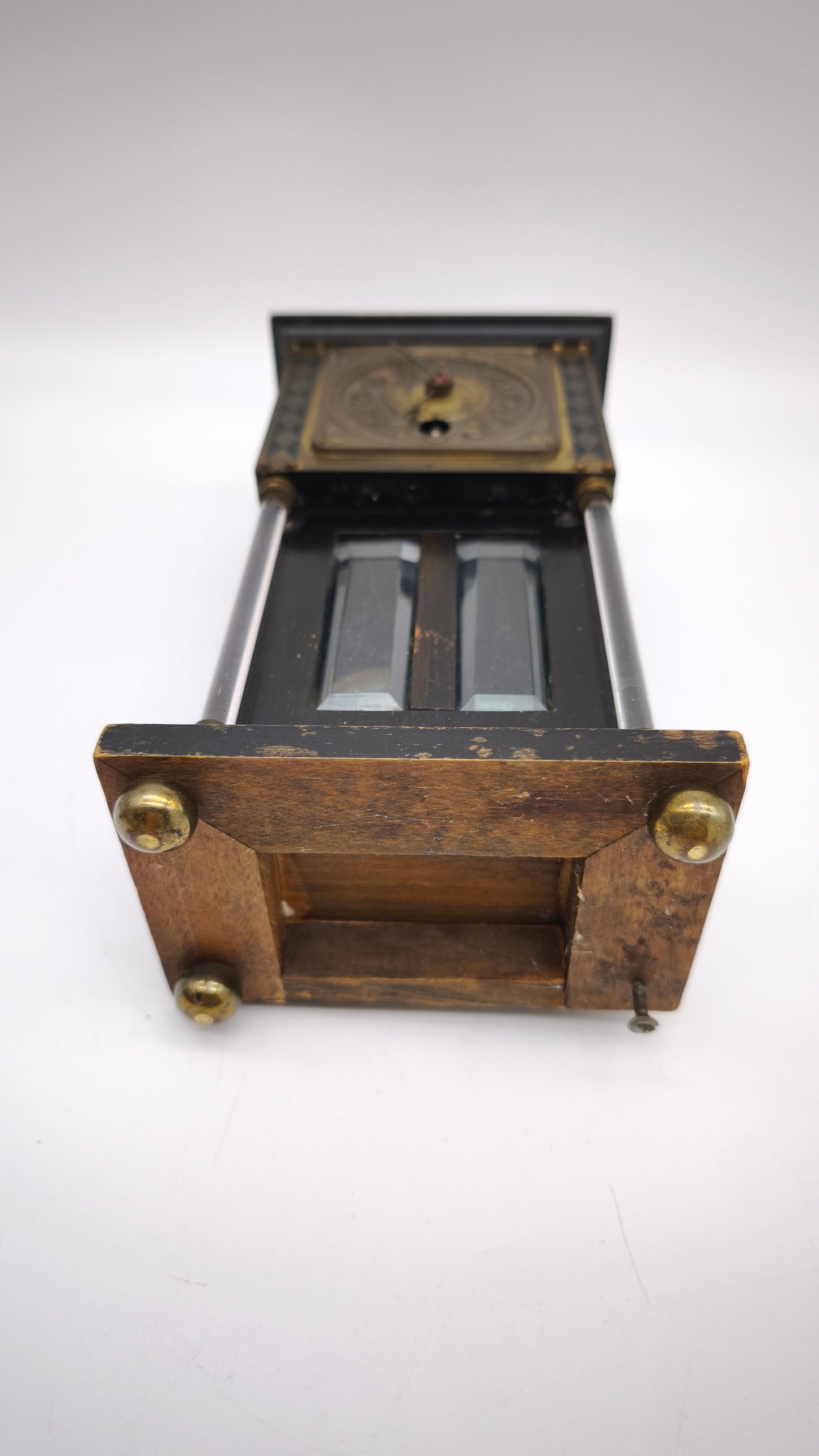 82874 Antico orologio da tavolo in legno con vetri molati