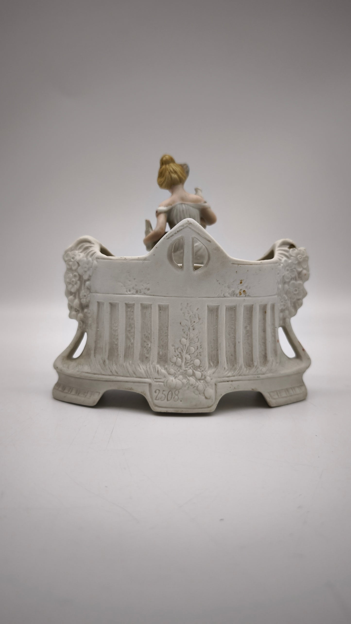 83293 Cache-pot statuina dama in porcellana Biscuit