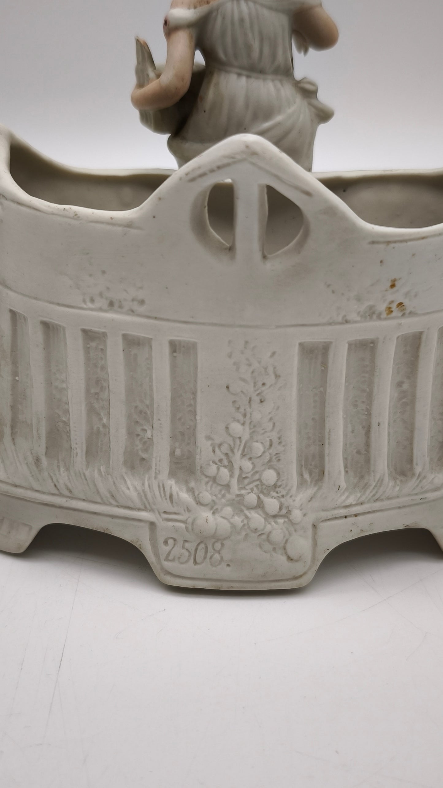 83293 Cache-pot statuina dama in porcellana Biscuit