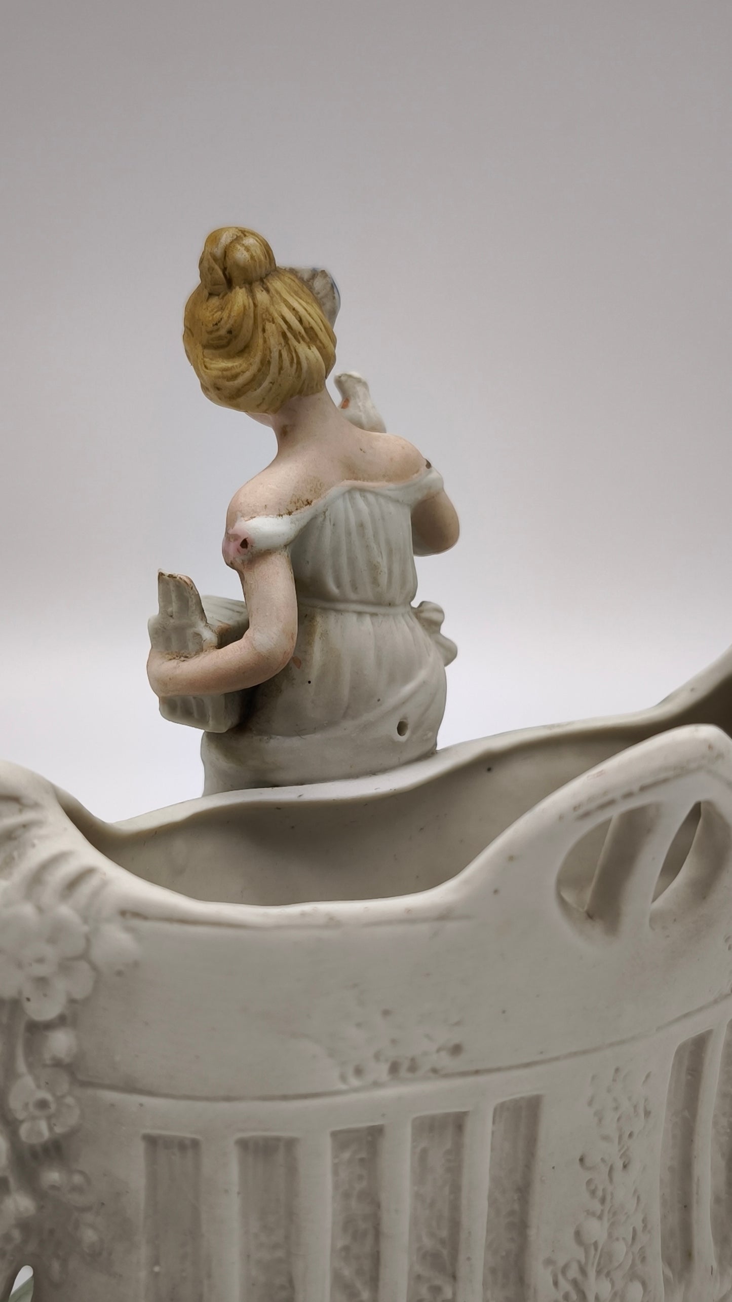 83293 Cache-pot statuina dama in porcellana Biscuit
