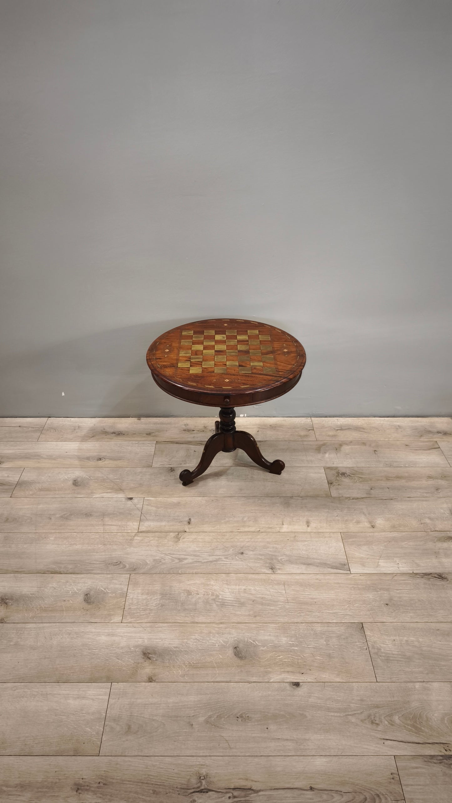 84211 Tavolino da gioco rotondo in legno di teak con scacchiera