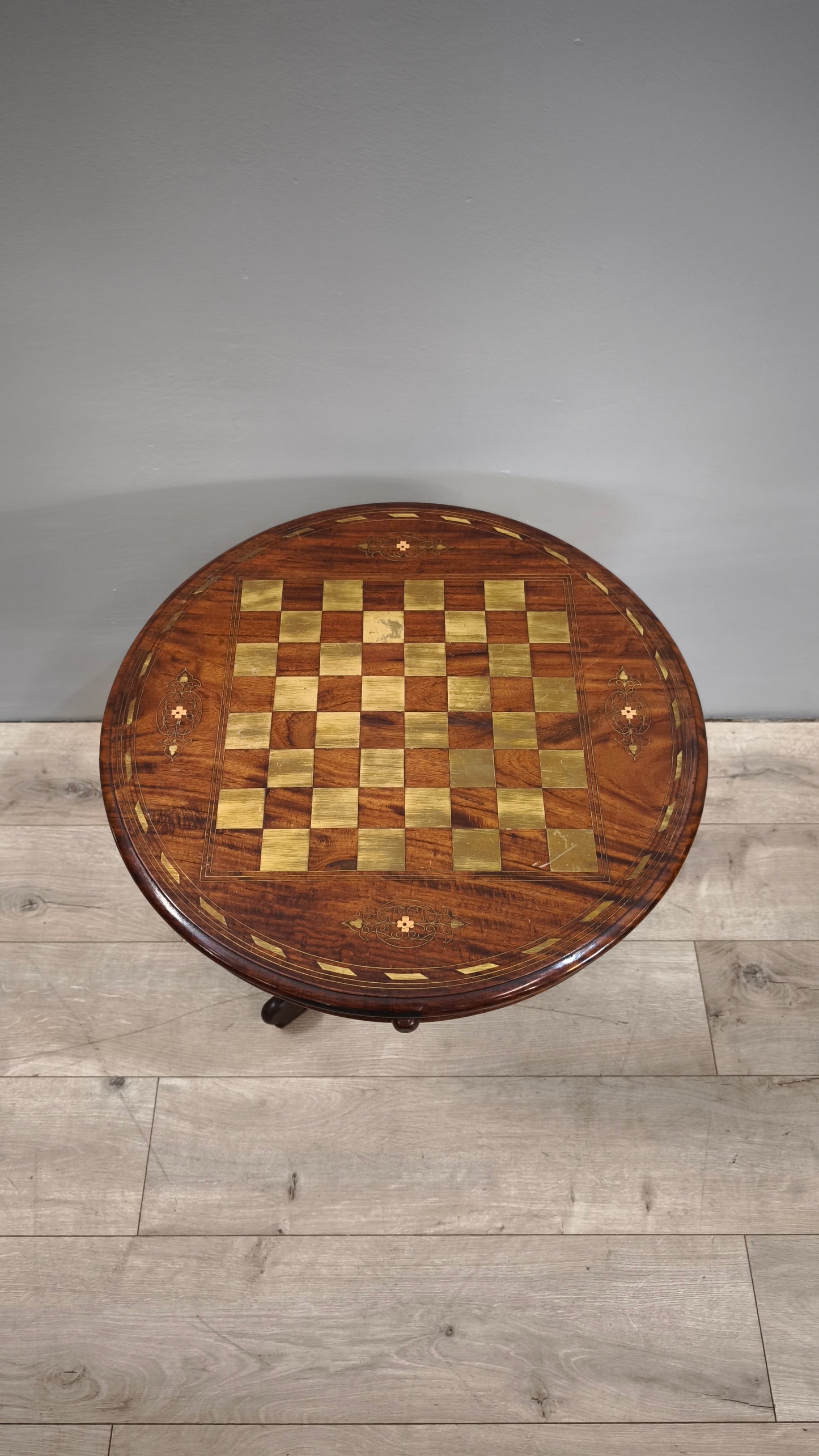 84211 Tavolino da gioco rotondo in legno di teak con scacchiera