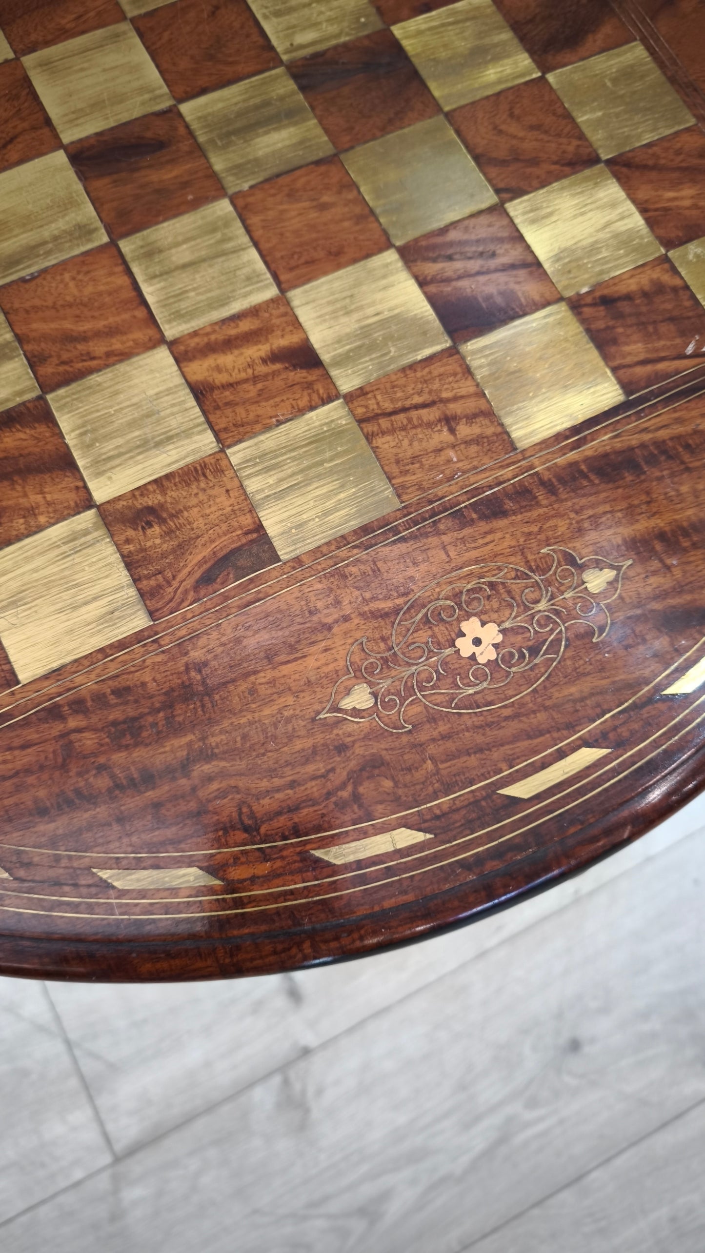 84211 Tavolino da gioco rotondo in legno di teak con scacchiera