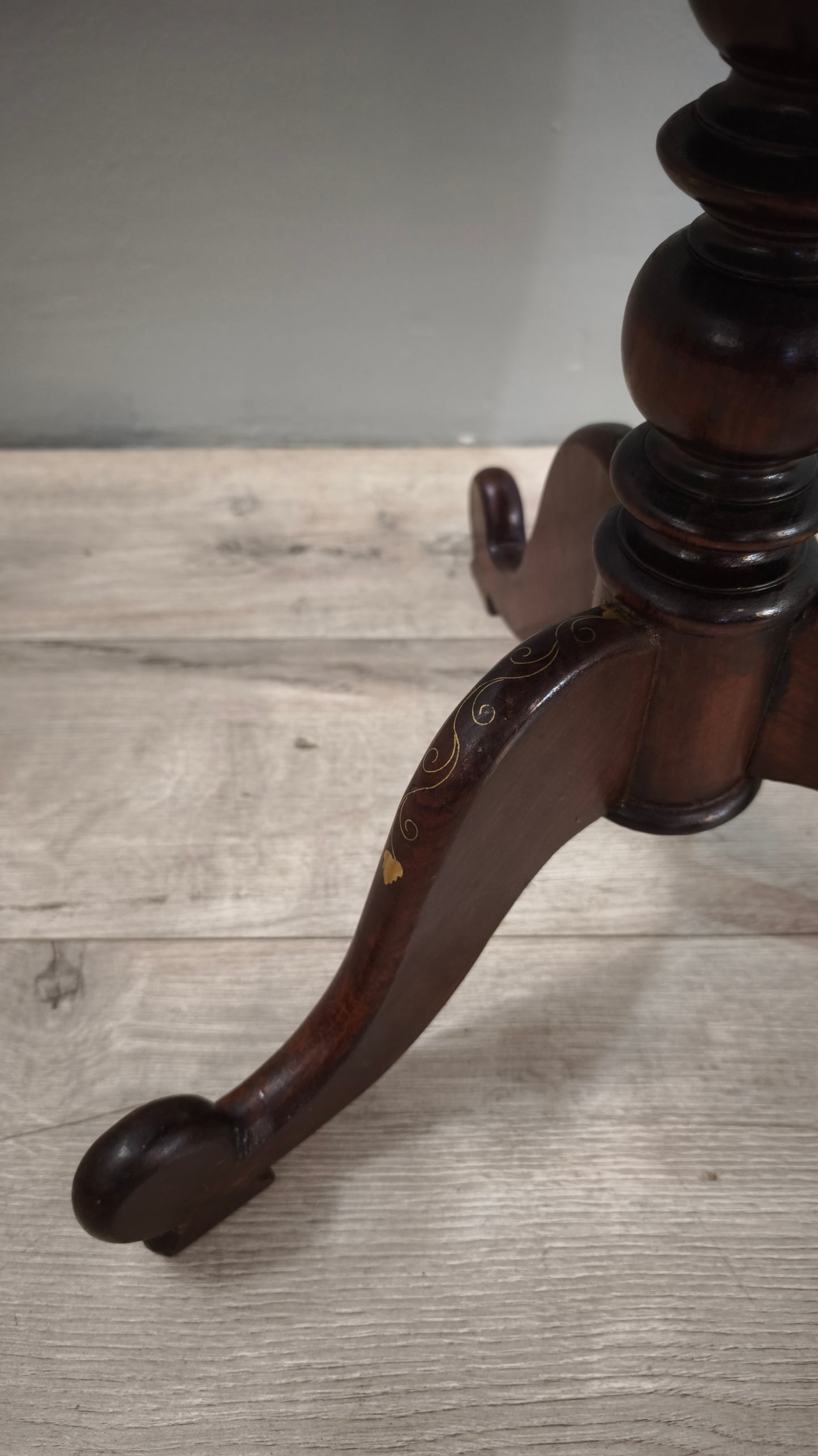 84211 Tavolino da gioco rotondo in legno di teak con scacchiera