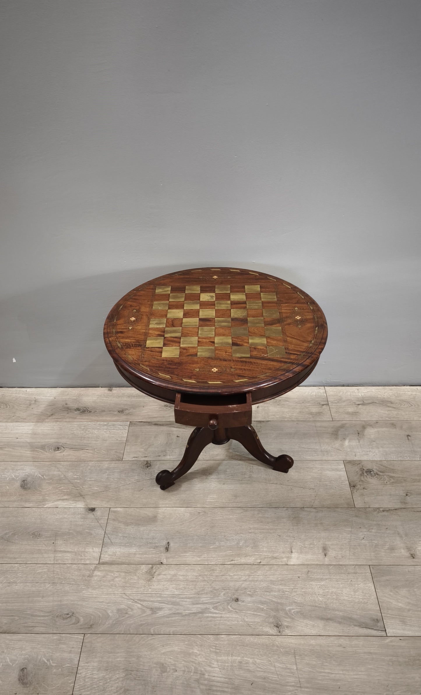84211 Tavolino da gioco rotondo in legno di teak con scacchiera
