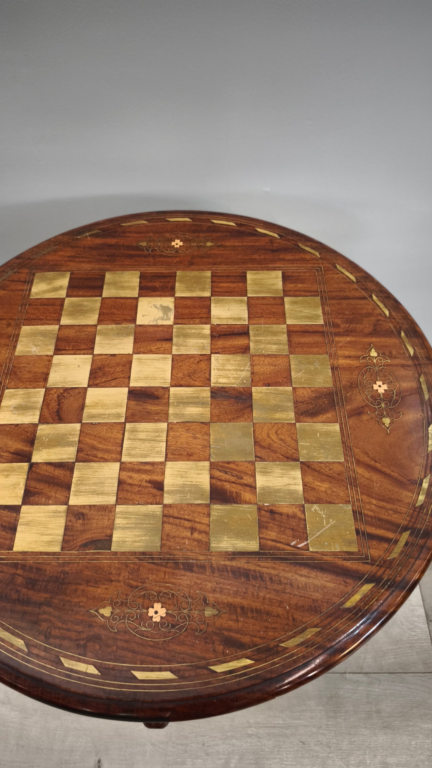 84211 Tavolino da gioco rotondo in legno di teak con scacchiera