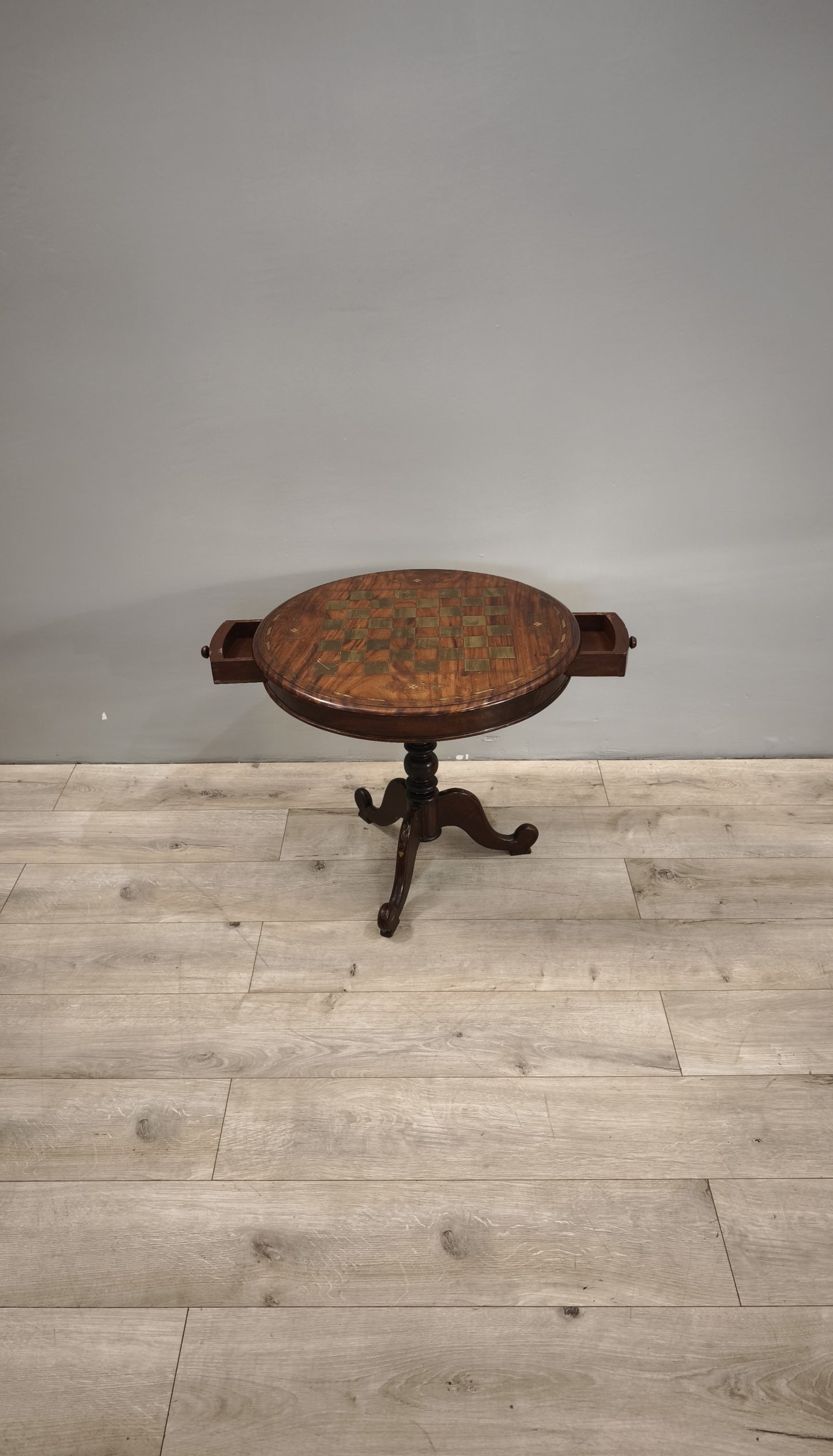 84211 Tavolino da gioco rotondo in legno di teak con scacchiera