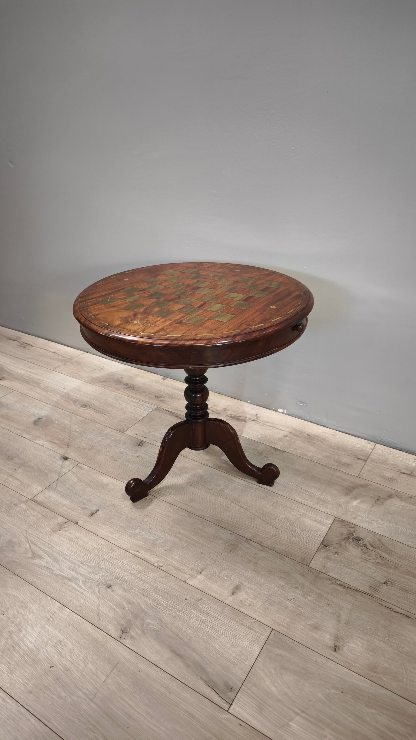 84211 Tavolino da gioco rotondo in legno di teak con scacchiera