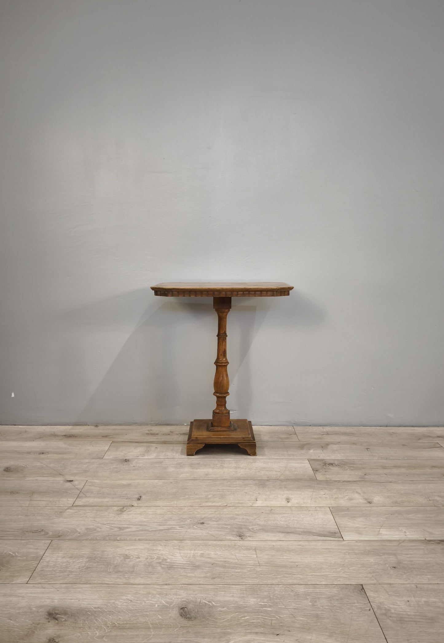 84212 Tavolino in legno con piano rettangolare e base quadrata