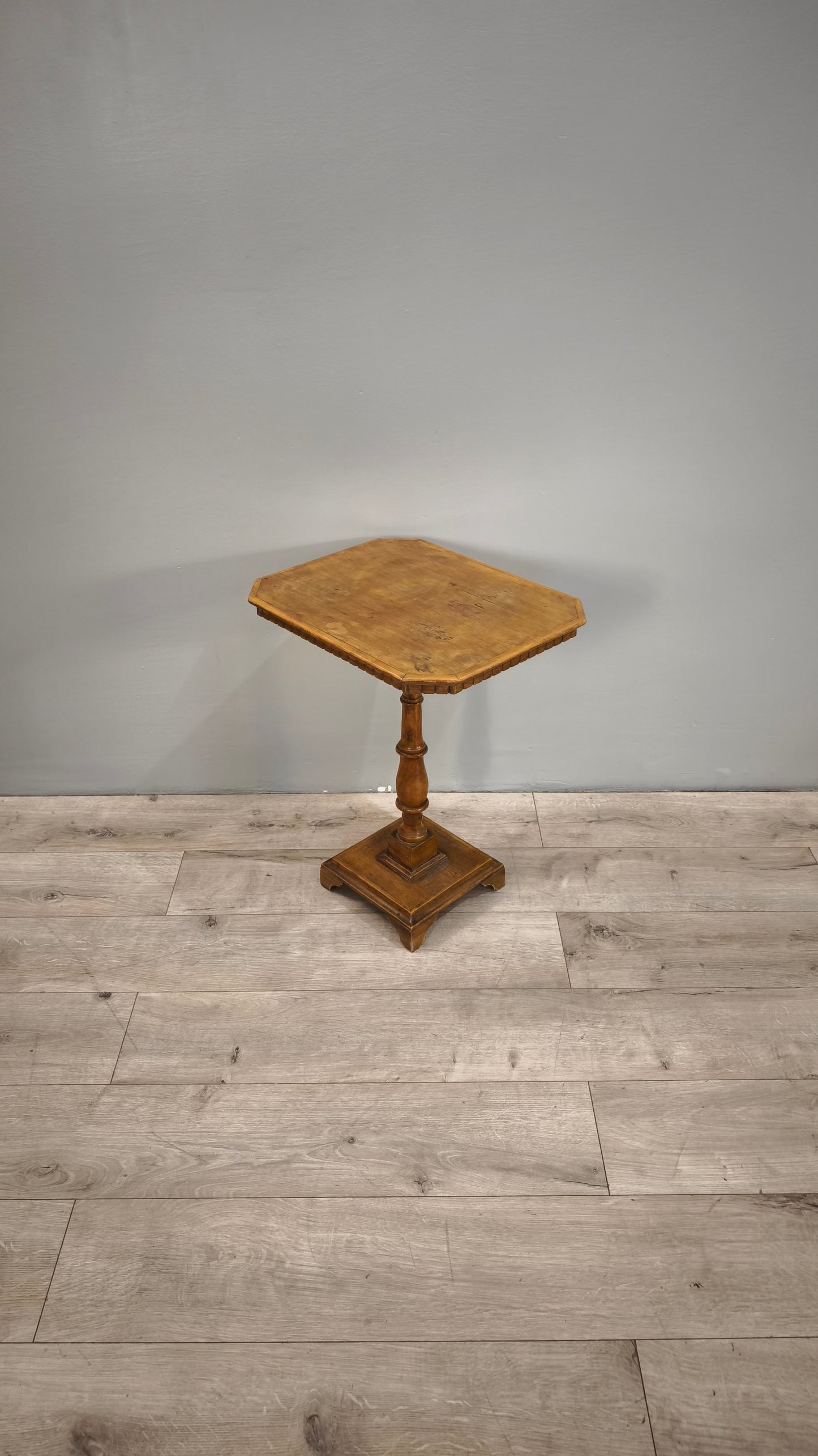 84212 Tavolino in legno con piano rettangolare e base quadrata