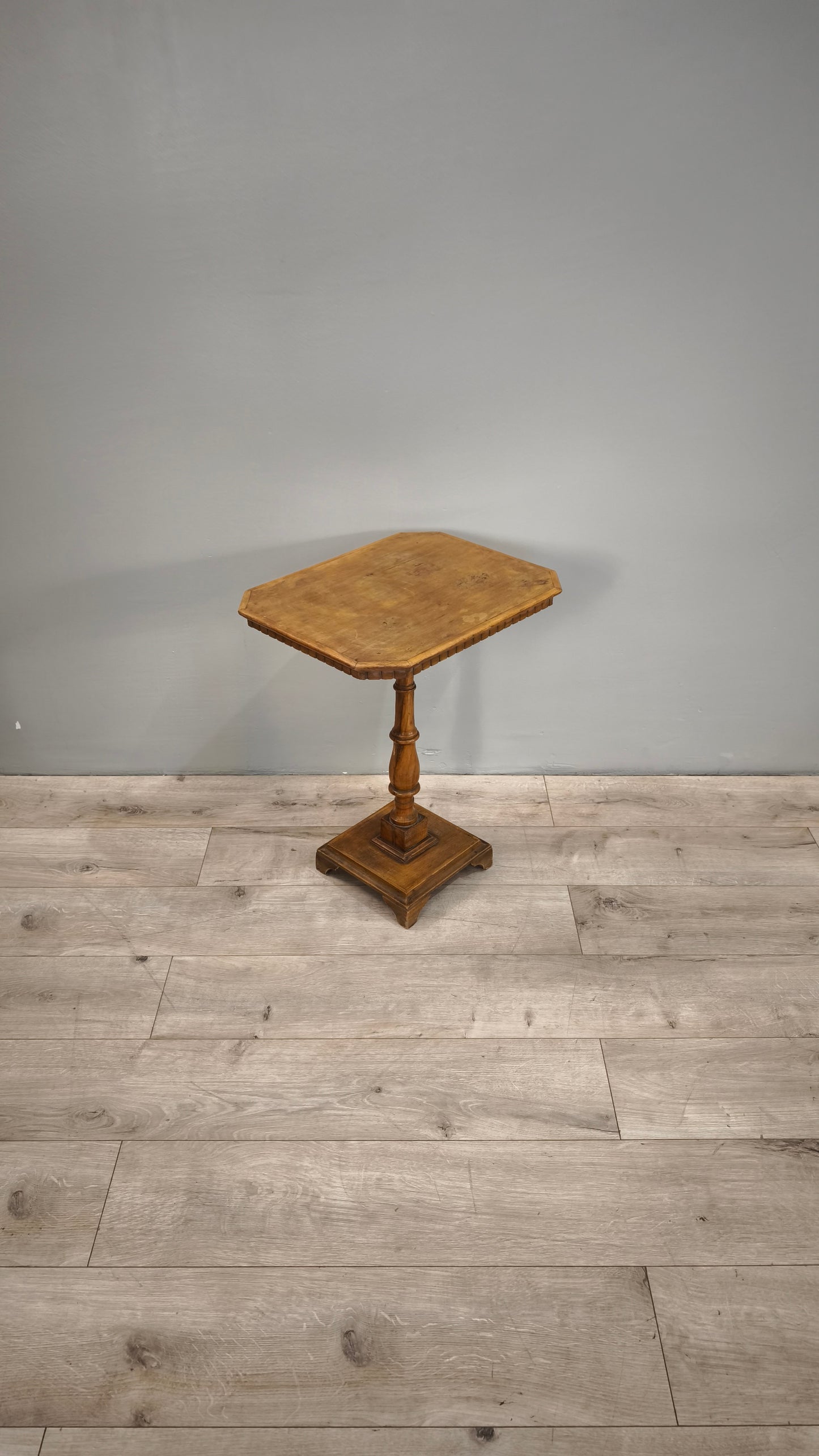 84212 Tavolino in legno con piano rettangolare e base quadrata