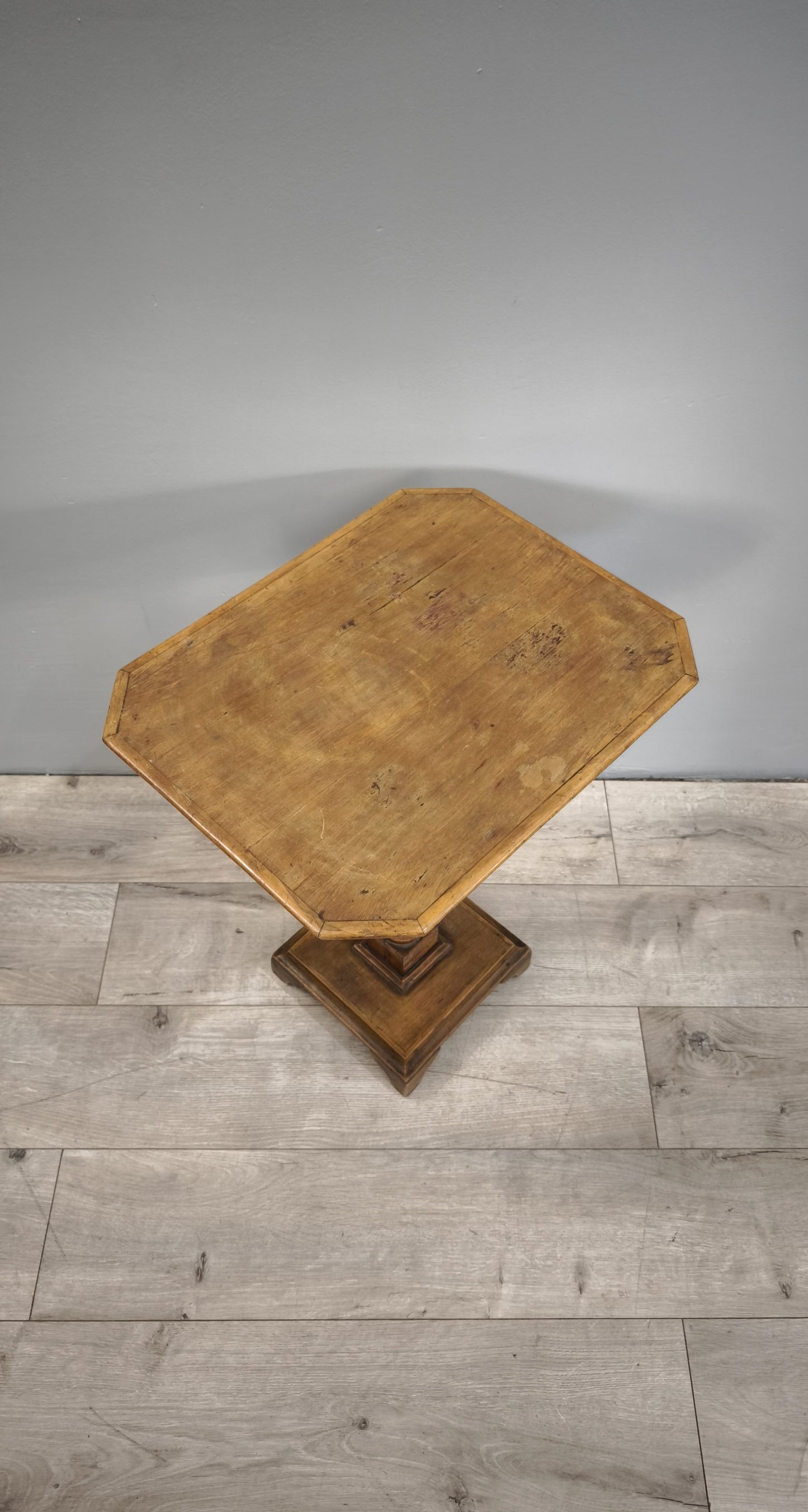 84212 Tavolino in legno con piano rettangolare e base quadrata